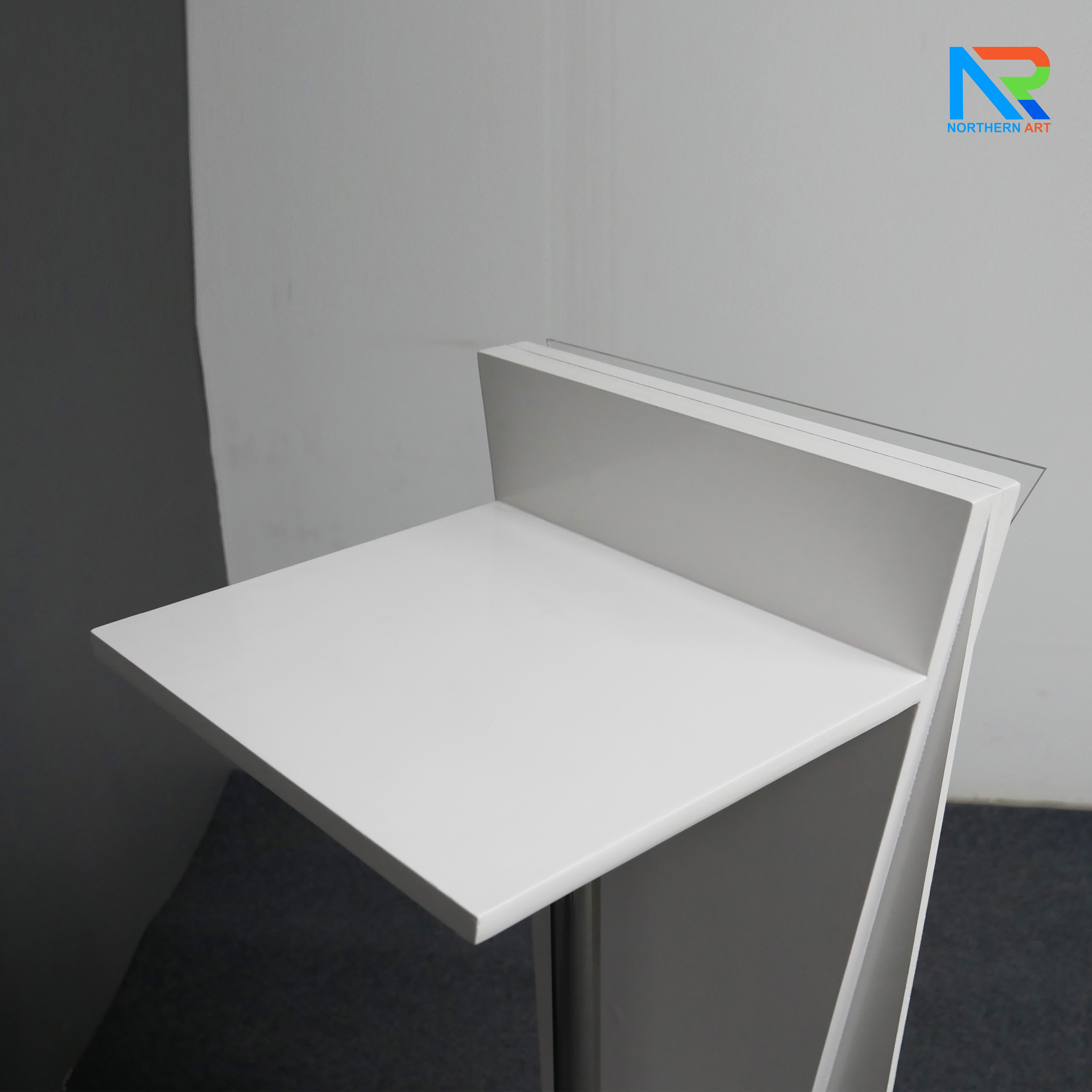 โพเดียมไม้สีขาว ทรงสามเหลี่ยม ขนาด (W) 45 x (L) 35 x (H) 118 cm. ด้านหน้าอะคริลิคใส ติดหมุด สำหรับติดโลโก้