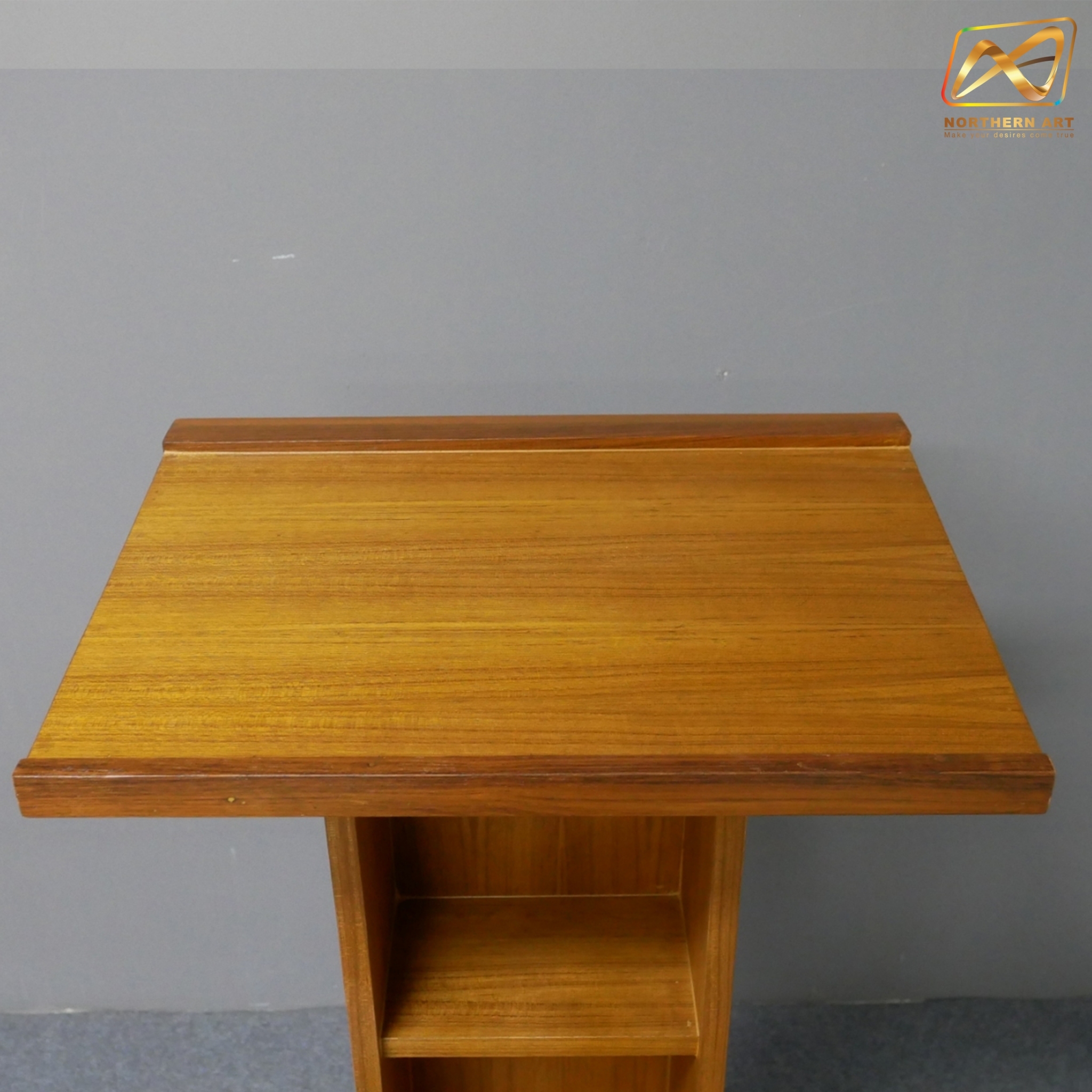 โพเดียมไม้ สีสัก ทรงโมเดิร์น TOPตรง ขนาด (W)55 x (L)42 x (H)109 cm. พร้อมชั้นวางของ