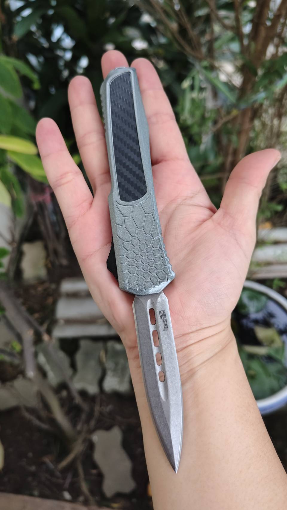 มีด OTF (Out The Front) Dagger ดีไซน์สุดล้ำ! ดุดัน ไม่เหมือนใคร! 🔥 มีดพับออโต้แบบ OTF (Out The Front) ที่ไม่ใช่แค่ใช้งานได้ แต่ยังสะท้อนรสนิยมที่ไม่ธรรมดา ระบบ OTF Dual Action: เปิด-ปิดใบมีดได้รวดเร็วทันใจ เพียงเลื่อนสไลด์ ไม่ต้องกลัวพลาด! ดีไซน์ด