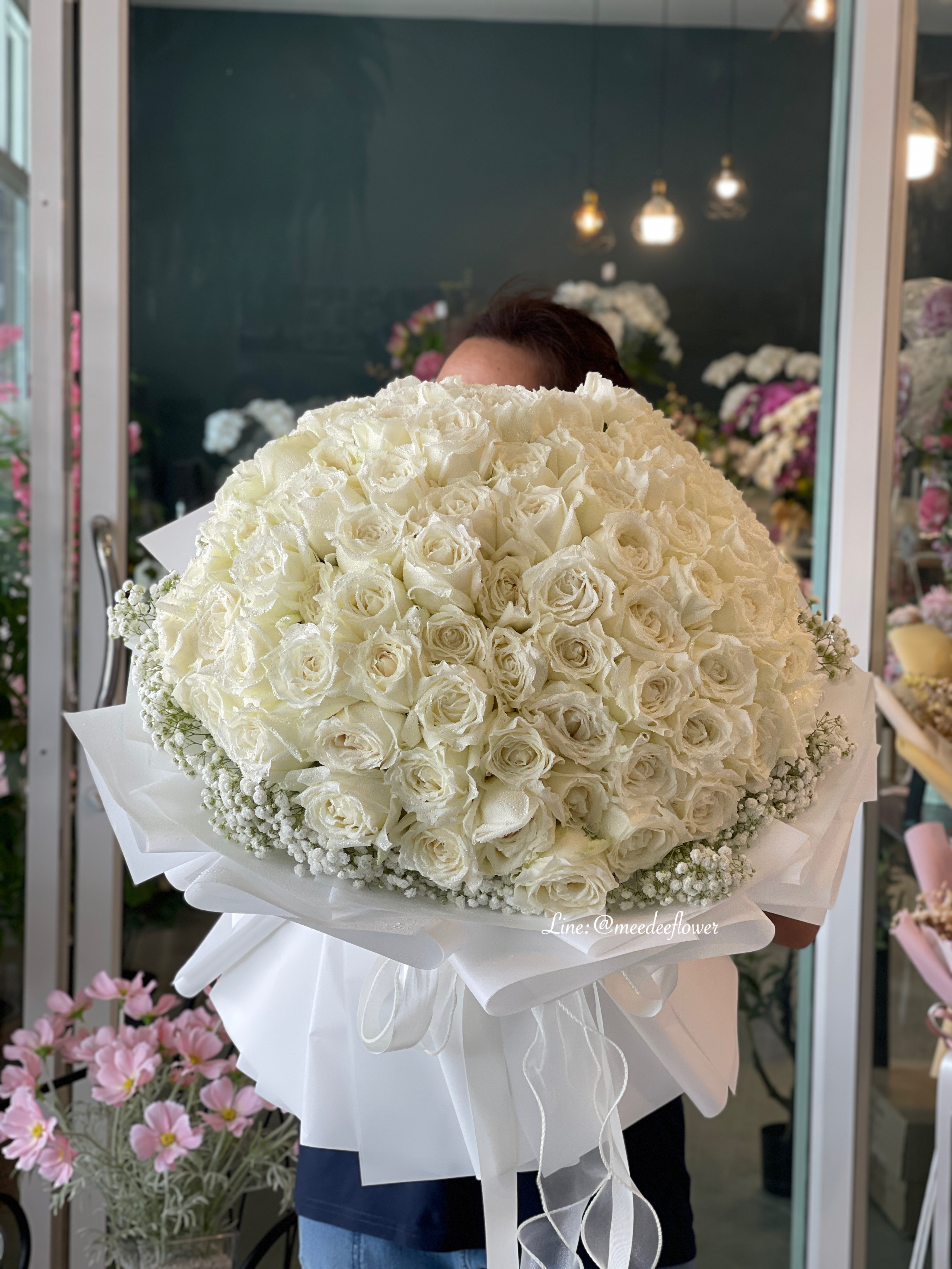 ช่อดอกกุหลาบสีขาว 100 ดอก ช่อกุหลาบขาวตั้งได้