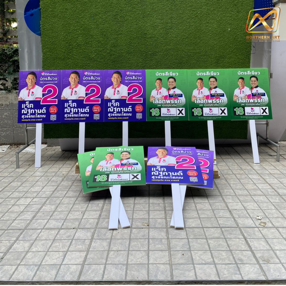 ป้ายทรูปมือถือ ด้ามถือพลาสวูด ทรงสี่เหลี่ยม ไม่ไดคัท พร้อมงานพิมพ์สติ๊กเกอร์ติดโฟมบอร์ด