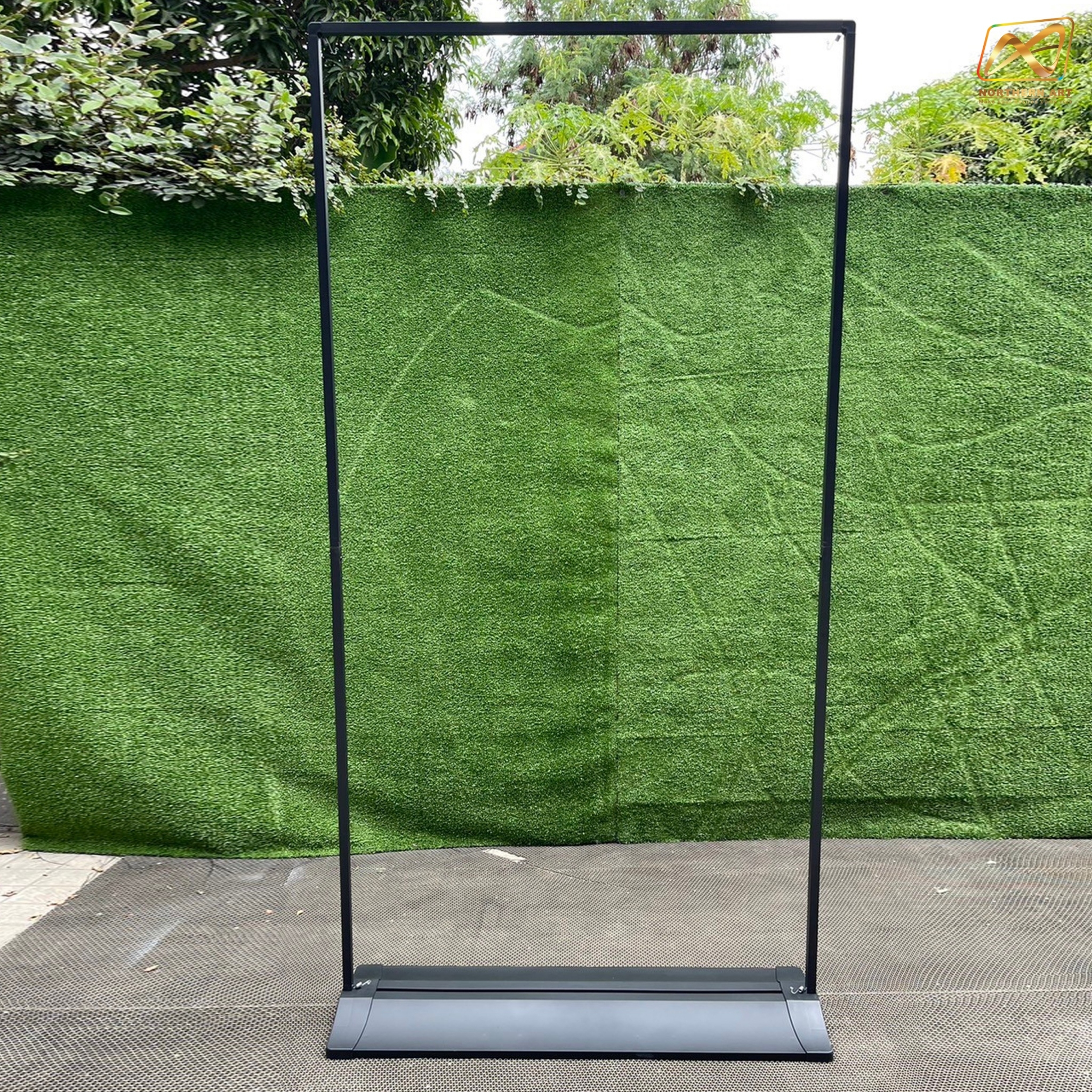 ป้ายตั้งพื้น รุ่นแขวน แบบ 2 เฟรม ฐานพลาสติกขึ้นรูป ขนาด 100x200 ซม. โครงเหล็กสีดำพร้อมขอแขวน 4 มุม ถอดประกอบได้ เคลื่อนย้ายสะดวก