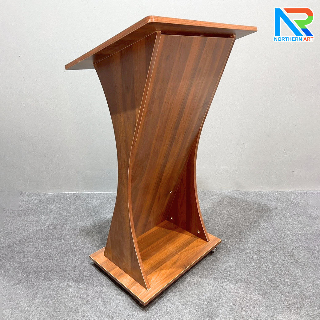 โพเดียมไม้ สีน้ำตาล TOPเอียง ขนาด (W)60 x (L)50 x (H)108 cm. พร้อมล้อเลื่อนและชั้นวางของ