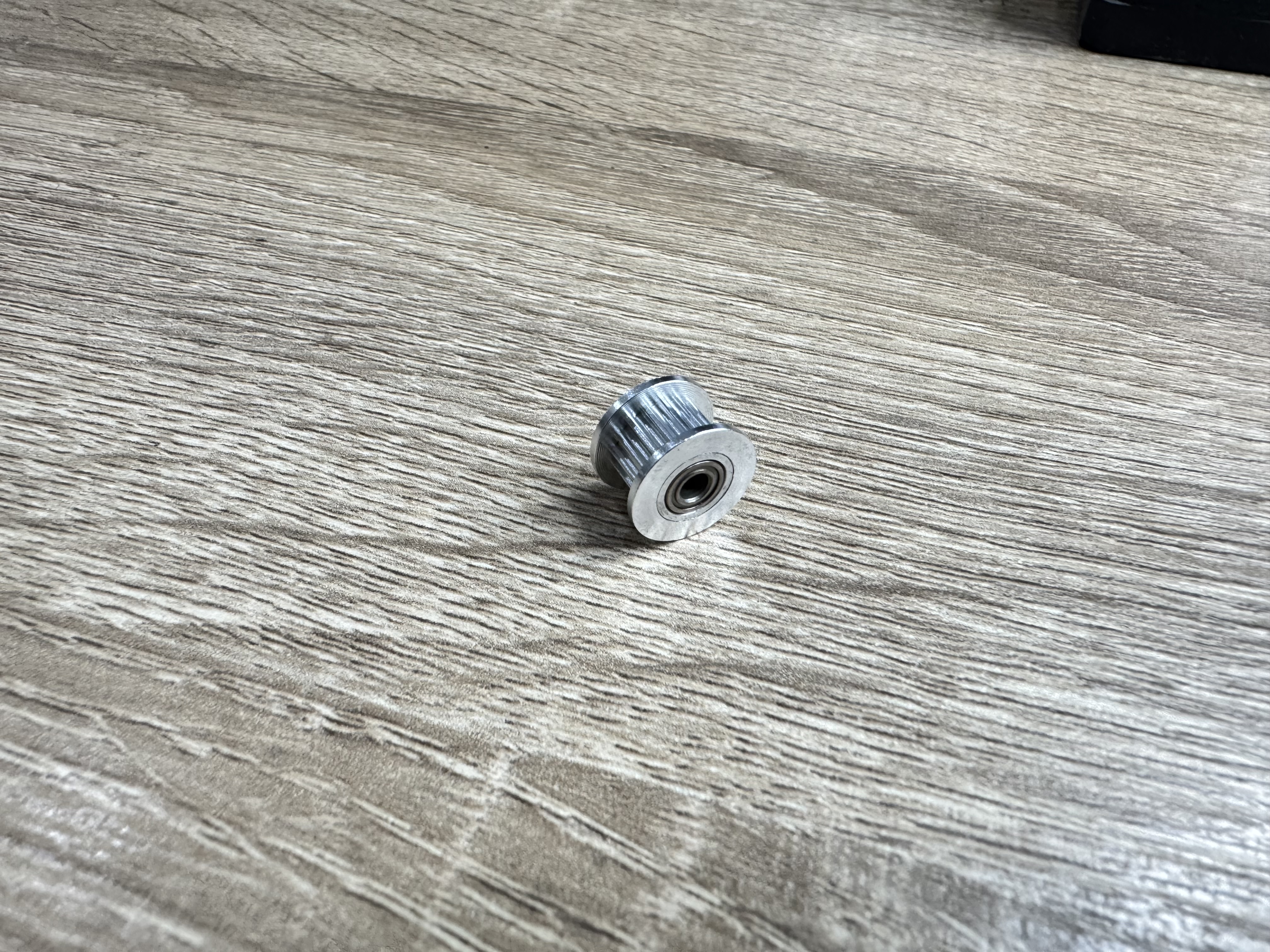 2GT Timing Pulley ขนาด 16 ฟัน สำหรับสายพานกว้าง 6mm แบบมีลูกปืนด้านในหมุนอิสระ สำหรับแกน 3mm