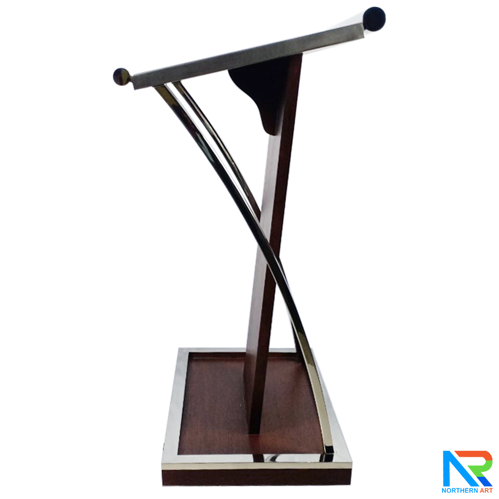 โพเดียมไม้ยืนคู่ Top หุ้มสแตนเลสยืนคู่ สีโอ๊คน้ำตาล ขนาด (W) 90x (L) 59 x (H) 120 cm. พร้อมตกแต่งเสาโค้งสแตนเลสเกรด304