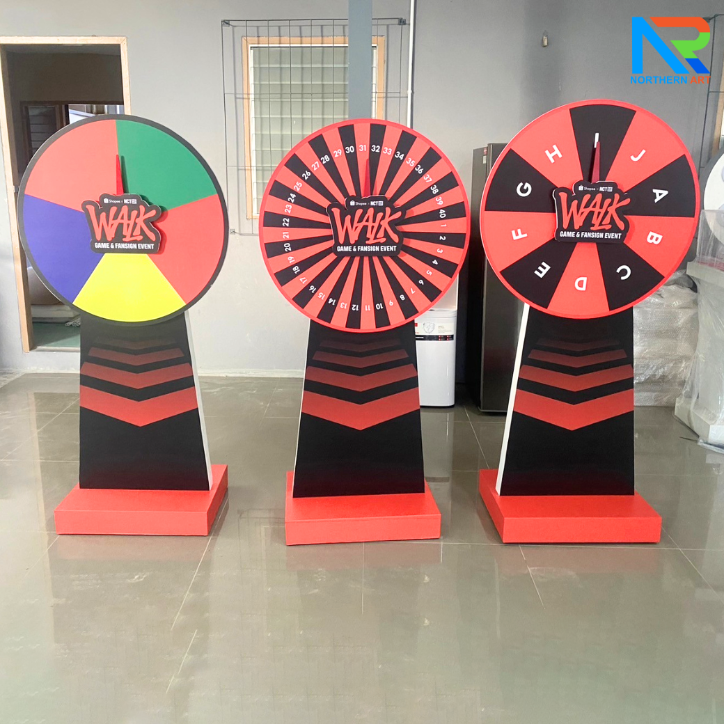 เกมส์วงล้อไม้ ตั้งพื้น ขนาดวงล้อ 80 ซม. สูง 168 ซม. มีล้อเลื่อน สามารถอออกแบบสติ๊กเกอร์ได้ตามความต้องการ