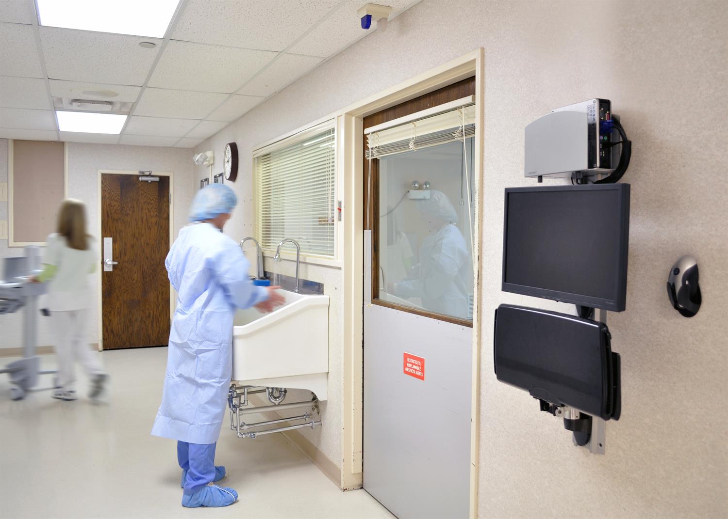 Ergotron LX Wall Mount System EGT-45-247-026 Keyboard & Monitor Mount with Medium CPU Holder (10Y Warranty)