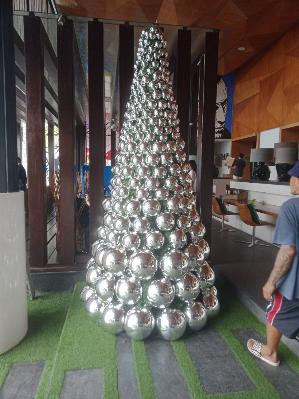 บอลแขวนประดับ ตกแต่งธีมคริสต์มาส คุณสามารถ นำพบอลไปตกแต่งได้หลากหลายแนวทาง ไอเดียมากมายที่คุณสามารถเลือกปฎิบัติให้ดูงดงาม
