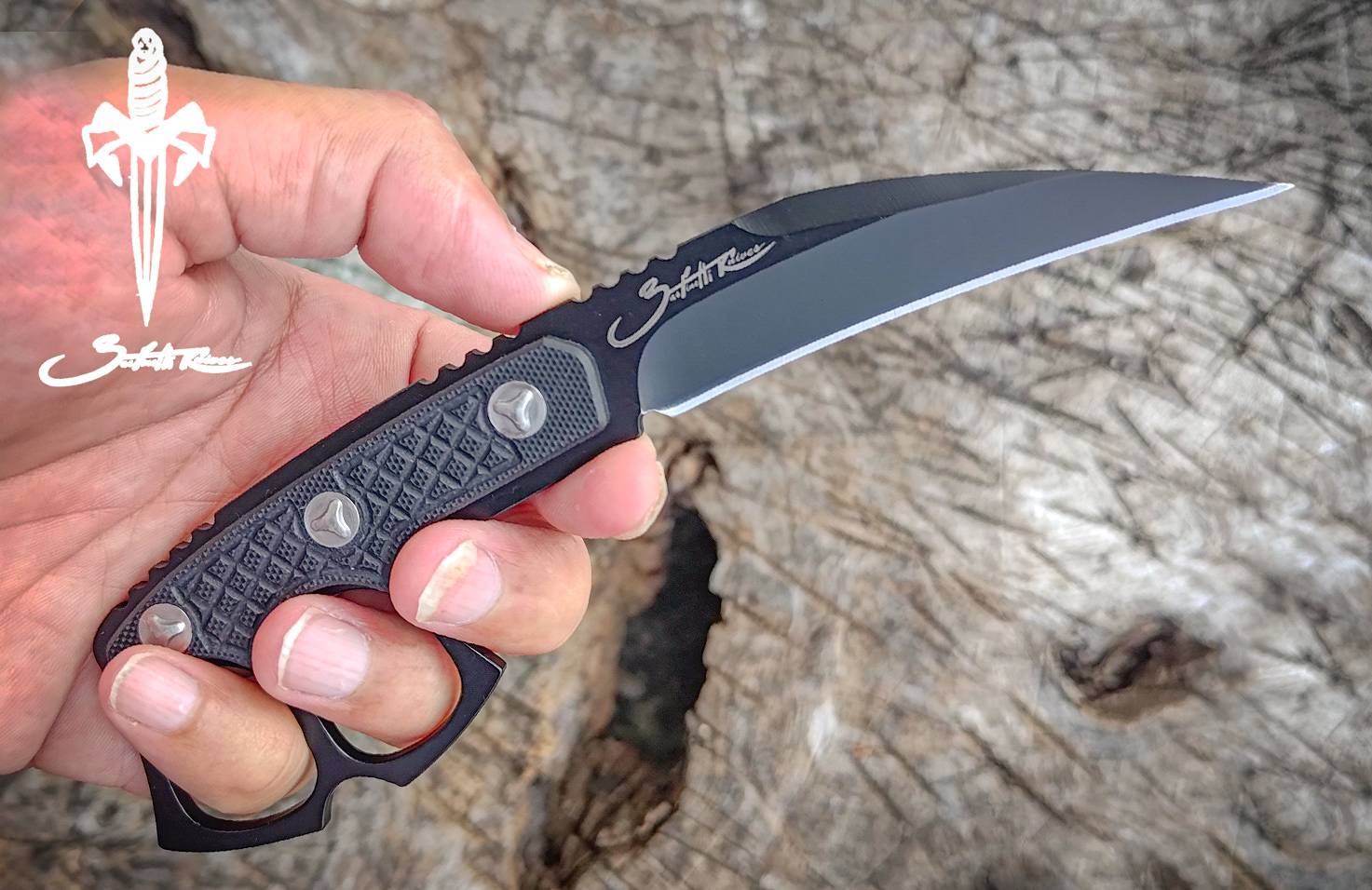 มีดใบตาย Combat Assassin มีดลูกครึ่งไฮบริด ผสมกันระหว่างมีดคารัมบิต และ มีดใบตาย ด้ามจับทำจาก G10 เนื้อหนา ขึ้นลายกันลื่น ยึดด้วยน็อตพิเศษ 3 จุดแข็งแรง มาพร้อมซอง Kydex ติดตั้ง Tek-lock เวอร์ชั่น 2 แบบSpecial สวยดุดัน คุ้มค่ามาก