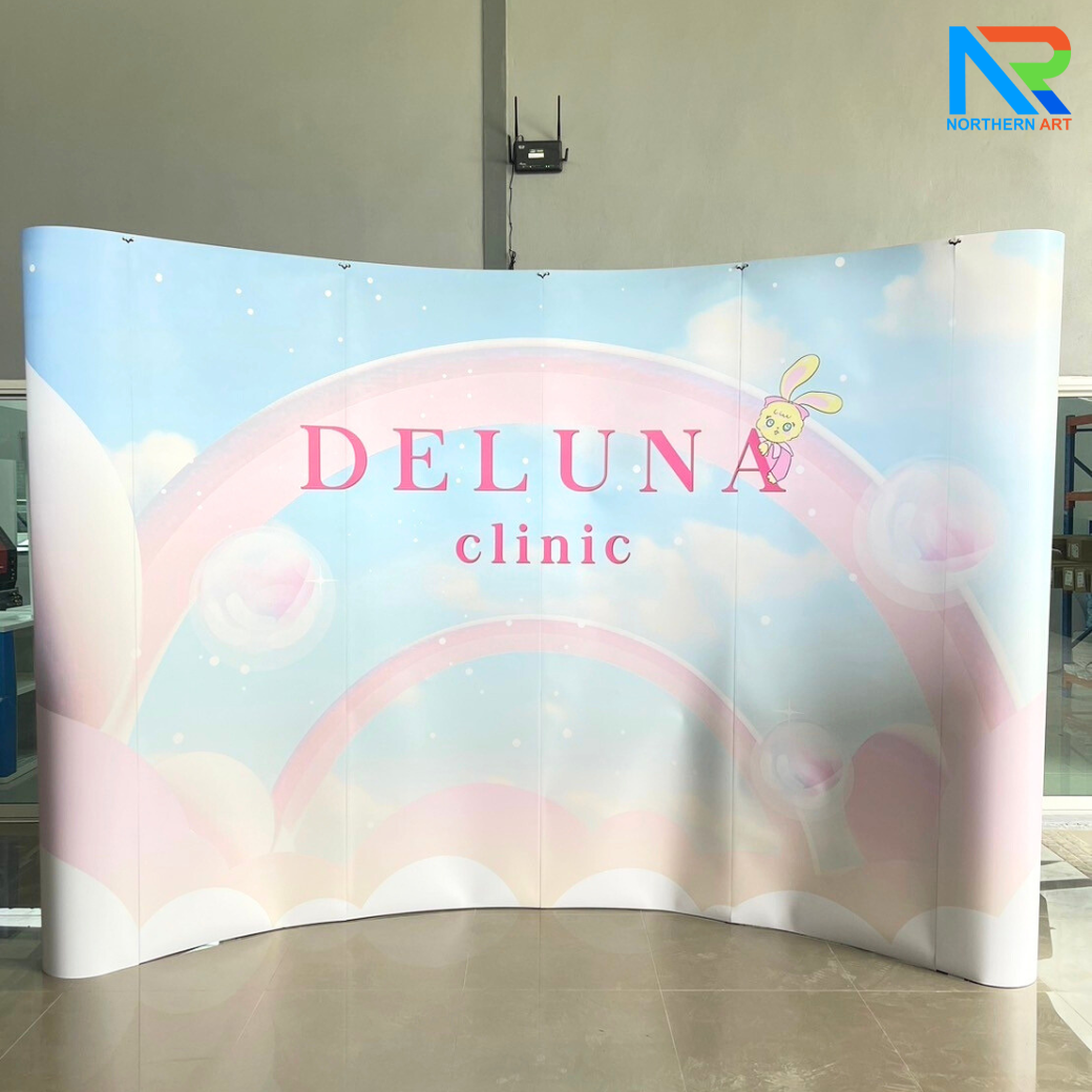 BACK DROP ฉากแบคดรอป รุ่นมน แบบโค้ง โครงอะลูมิเนียม ถอดประกอบได้ พร้อมงานพิมพ์ +โคมไฟ 2 ชุด และกระเป๋าล้อลาก 1 ใบ