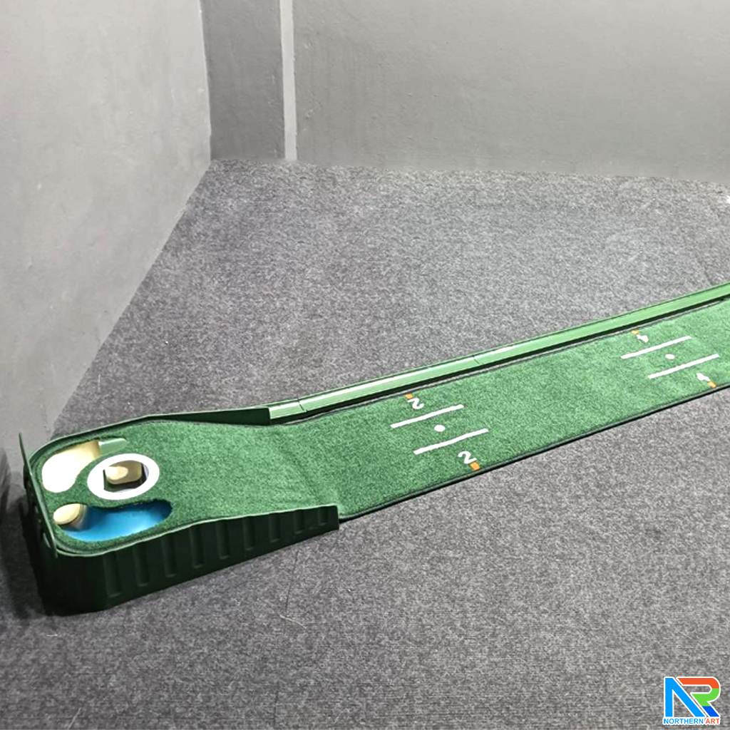 เกมส์กอล์ฟ ขนาด (W)30 x (L)284 x (H)10 cm. พร้อมไม้พัตเตอร์ปรับระดับได้ 1 อัน และลูกกอล์ฟโฟม 10 ลูก