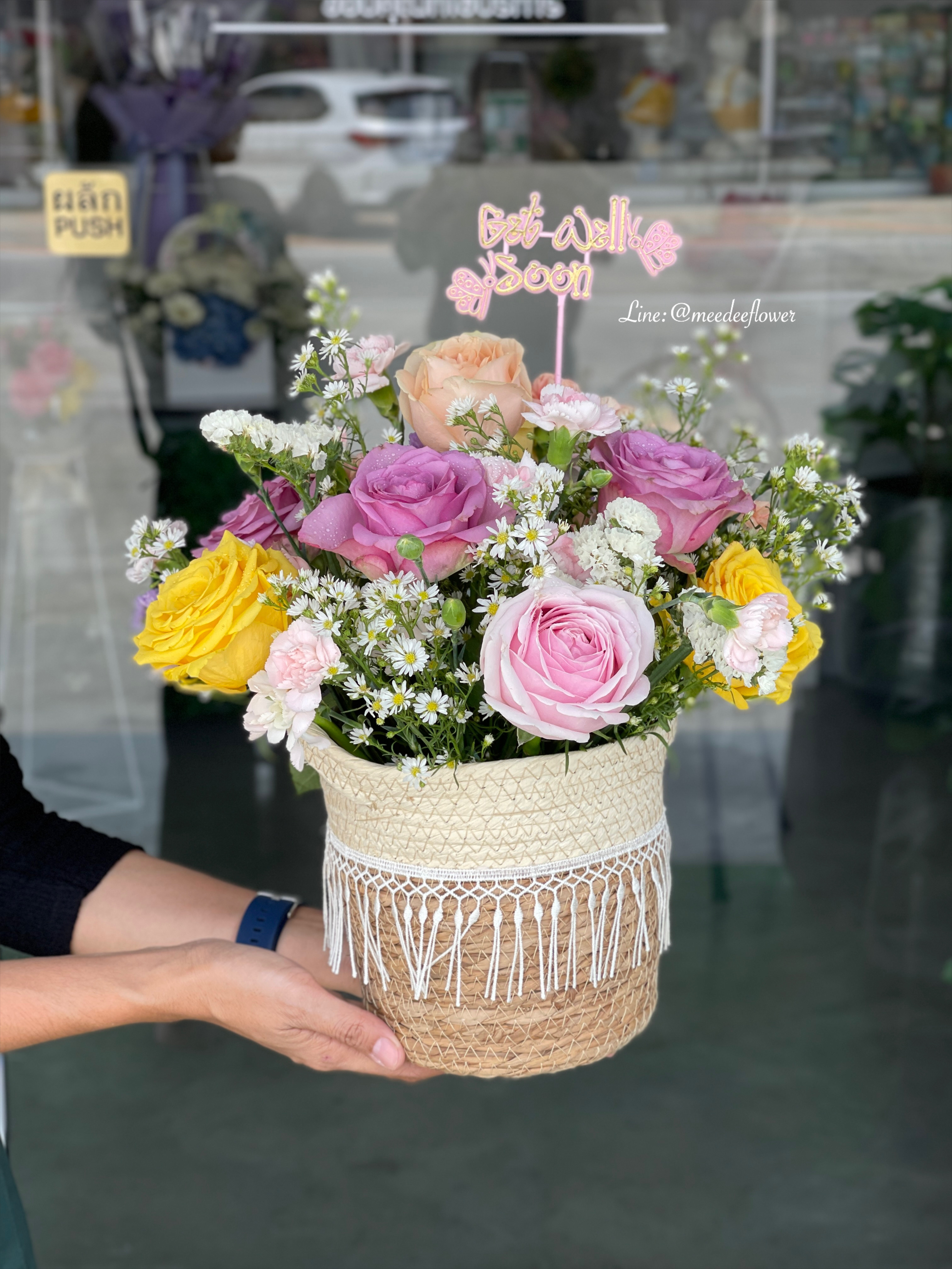 กล่องดอกไม้ Flowerbox กระเช้าดอกไม้ กระเช้าดอกไม้แสดงความยินดี เยี่ยมไข้ วันเกิด