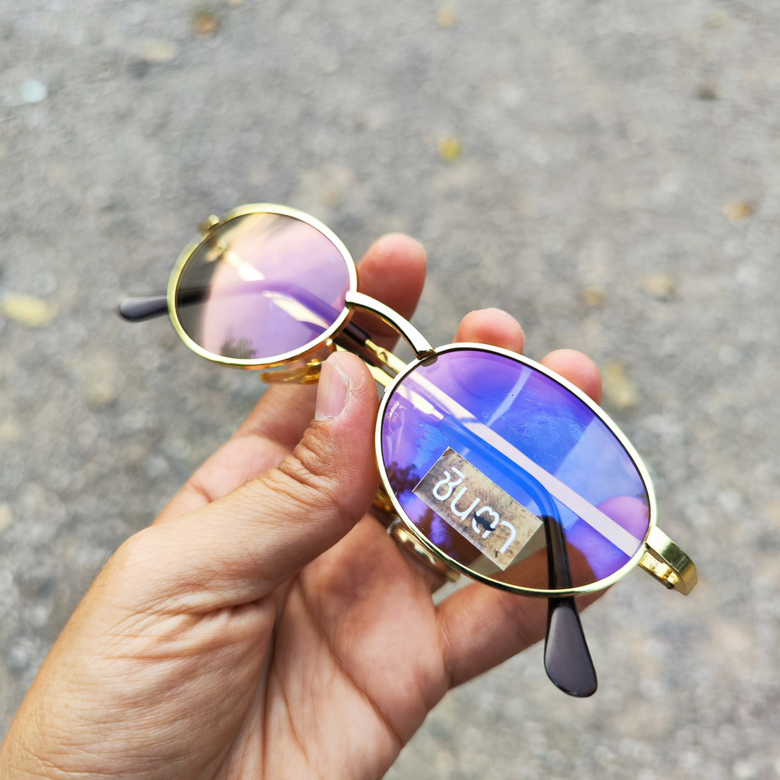 กรอบแว่นตา แว่นตาวินเทจ แว่นเก่าเก็บยุค 90 รุ่น Thong Cha กรอบสีทองทรงรีมน รองรับการนำไปตัดเลนส์สายตา วินเทจแท้ หายากและไม่มีผลิตอีกแล้ว นำเสนอโดย ร้านชินตา