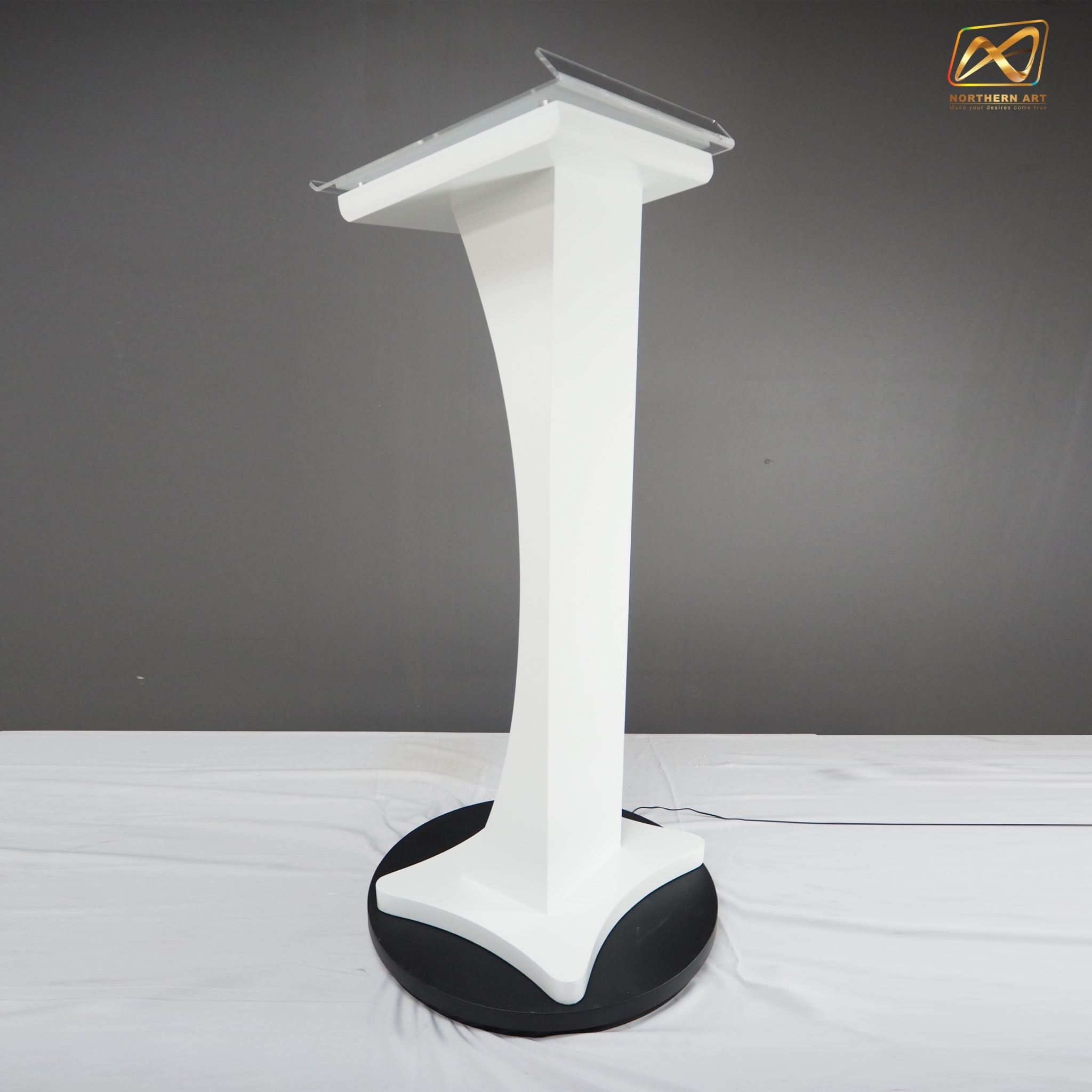 โพเดียมไม้ สีขาว ขนาด (W) 48 x (L) 40 x (H) 120 cm. Top เอียง ปิดทับอะคริลิคใสพร้อมหมุด