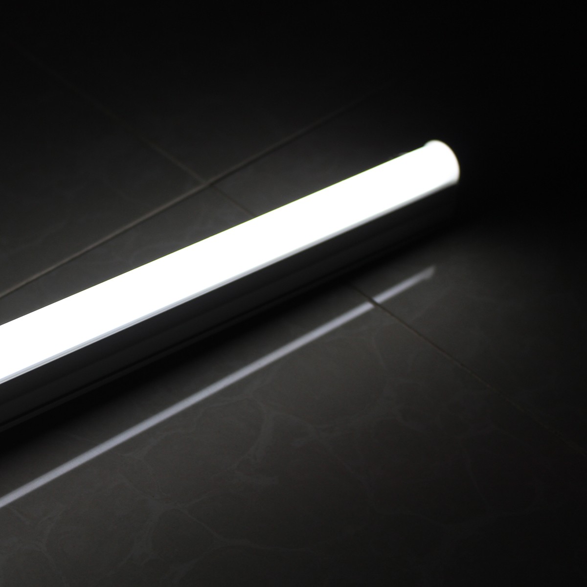 หลอดพร้อมราง IWC-SET-T5-9W แสงขาวและวอร์มไวท์