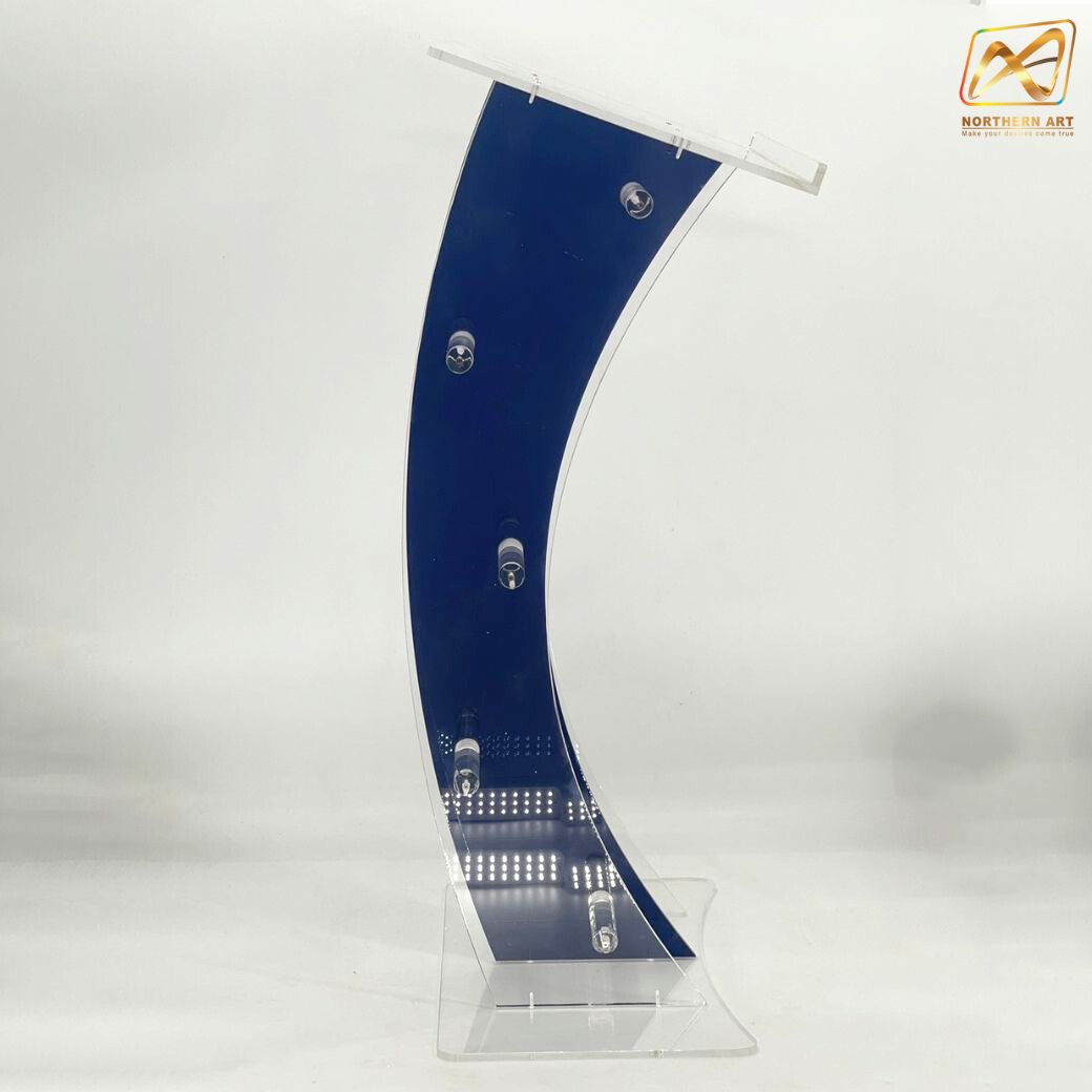 โพเดียมอะคริลิคใส และอะคริลิคสีน้ำเงิน ขนาด(W)60 x (L)42 x (H)113 cm. TOP เอียงพร้อมกันตก