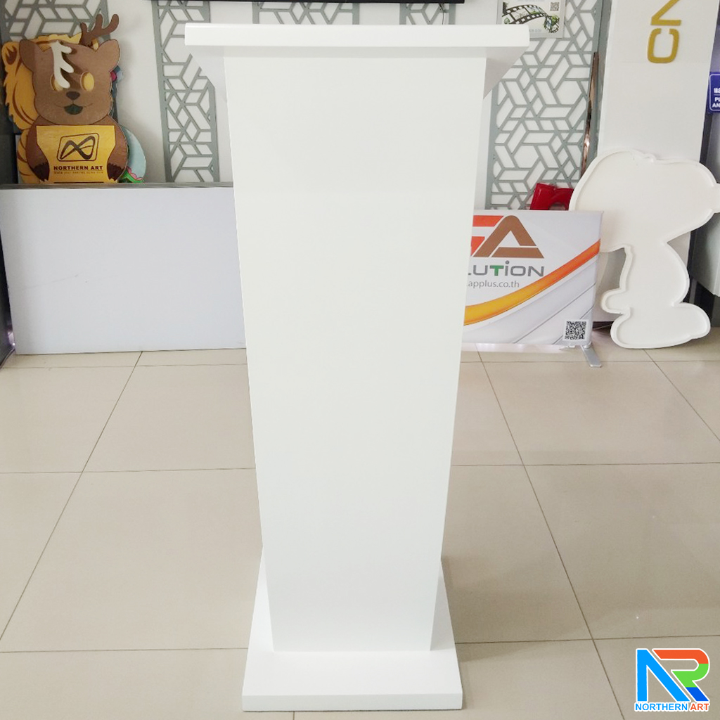 โพเดียมไม้ สีขาว ทรงโค้ง ขนาด (W) 50 x (L) 40 x (H) 120 cm. สไตล์โมเดิร์น พร้อมชั้นวางของ