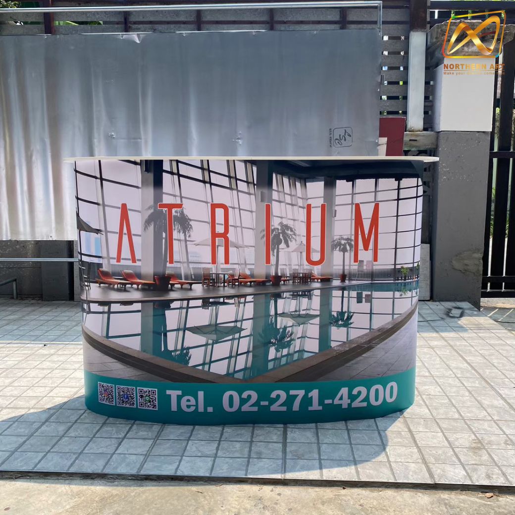 เคาน์เตอร์สำเร็จรูป รุ่นโค้ง TOPสีขาว มีช้นวาง ขนาด (W)133 x (D)39 x (H) 90 cm.โครงอะลูมิเนียม พับเก็บได้ เคลื่อนย้ายสะดวก