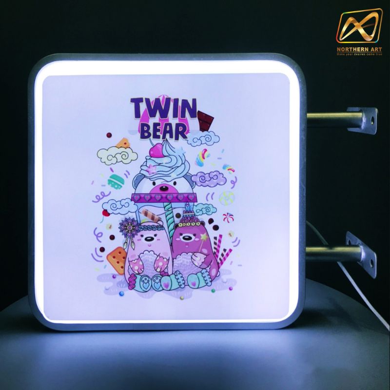 ตู้ไฟ LED สี่เหลี่ยม 2 หน้า ขอบสีเงิน อะคริลิคปั๊มนูน มีขายื่น ติดตั้งง่าย ( ราคาตู้ไฟพร้อมงานพิมพ์ )