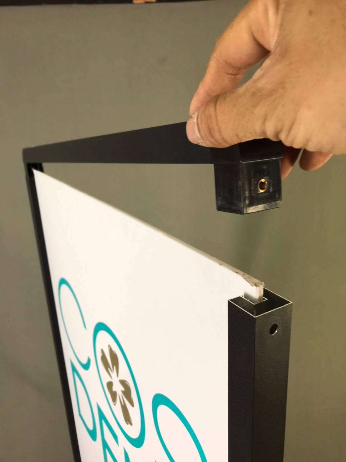 ป้ายตั้งพื้นฐานน้ำ ขนาด(W) 63 x (L) 37 x (H) 166 cm. โชว์งานพิมพ์ 2 ด้าน โครงอะลูมิเนียม ถอดประกอบได้ ฐานน้ำถ่วงน้ำหนัก