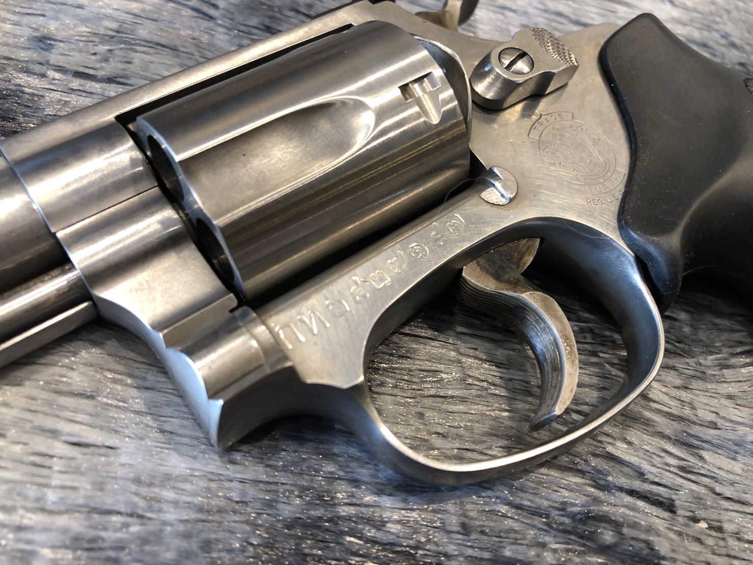 [ปืนฝากขายมือสอง] Smith M60 .38 3นิ้ว ฟูลัก สภาพดีโม่แน่น ผิวเดิมคมๆ มีรอยตามปกติของมือ2 นกดำ ไกดำ เดิมๆแท้ๆแน่นอน !!!