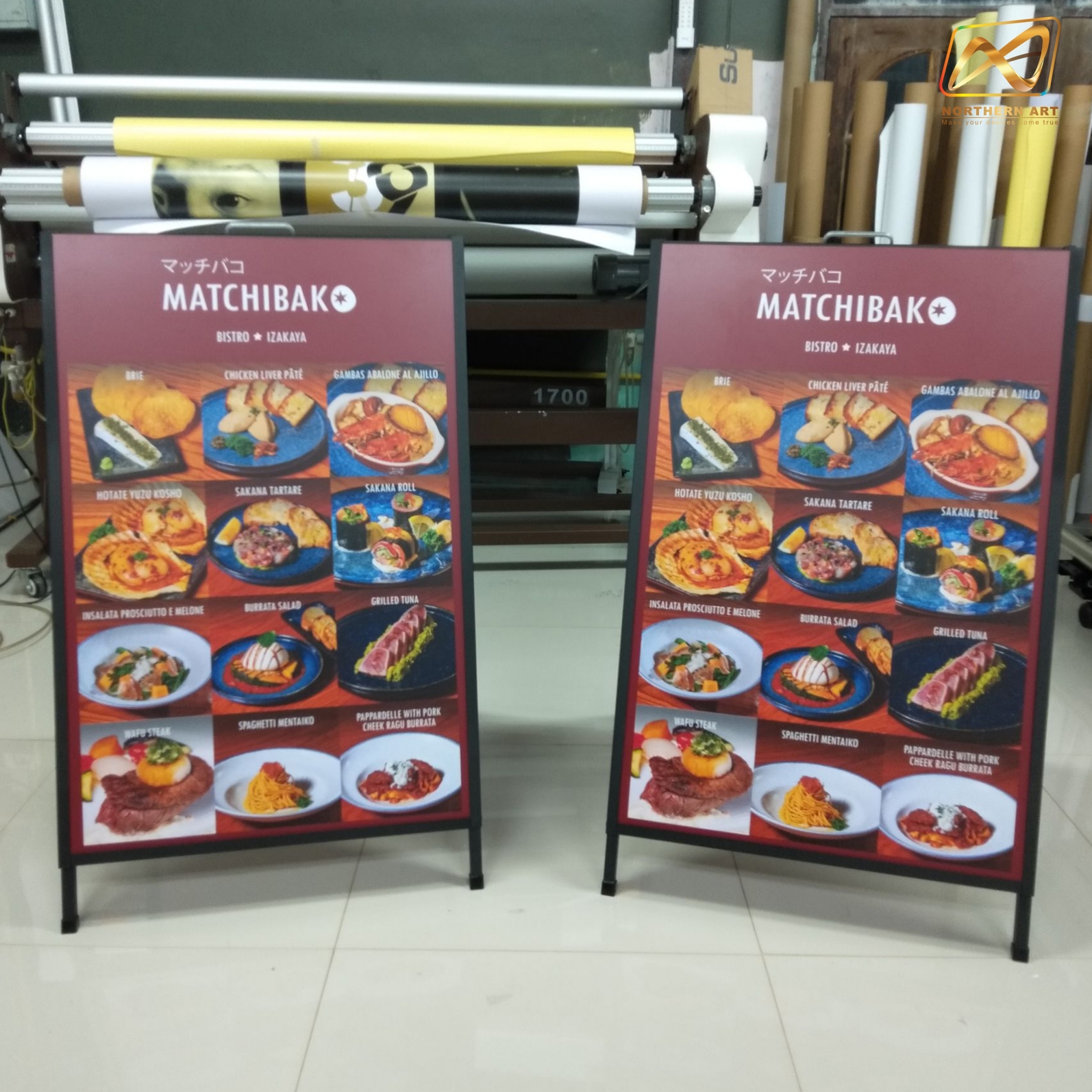 ป้ายตั้งพื้นเหล็ก สีดำ มีด้ามจับ ขนาด 60x90 cm. โชว์งานพิมพ์ 1 ด้าน พับเก็บได้ เคลื่อนย้ายสะดวก