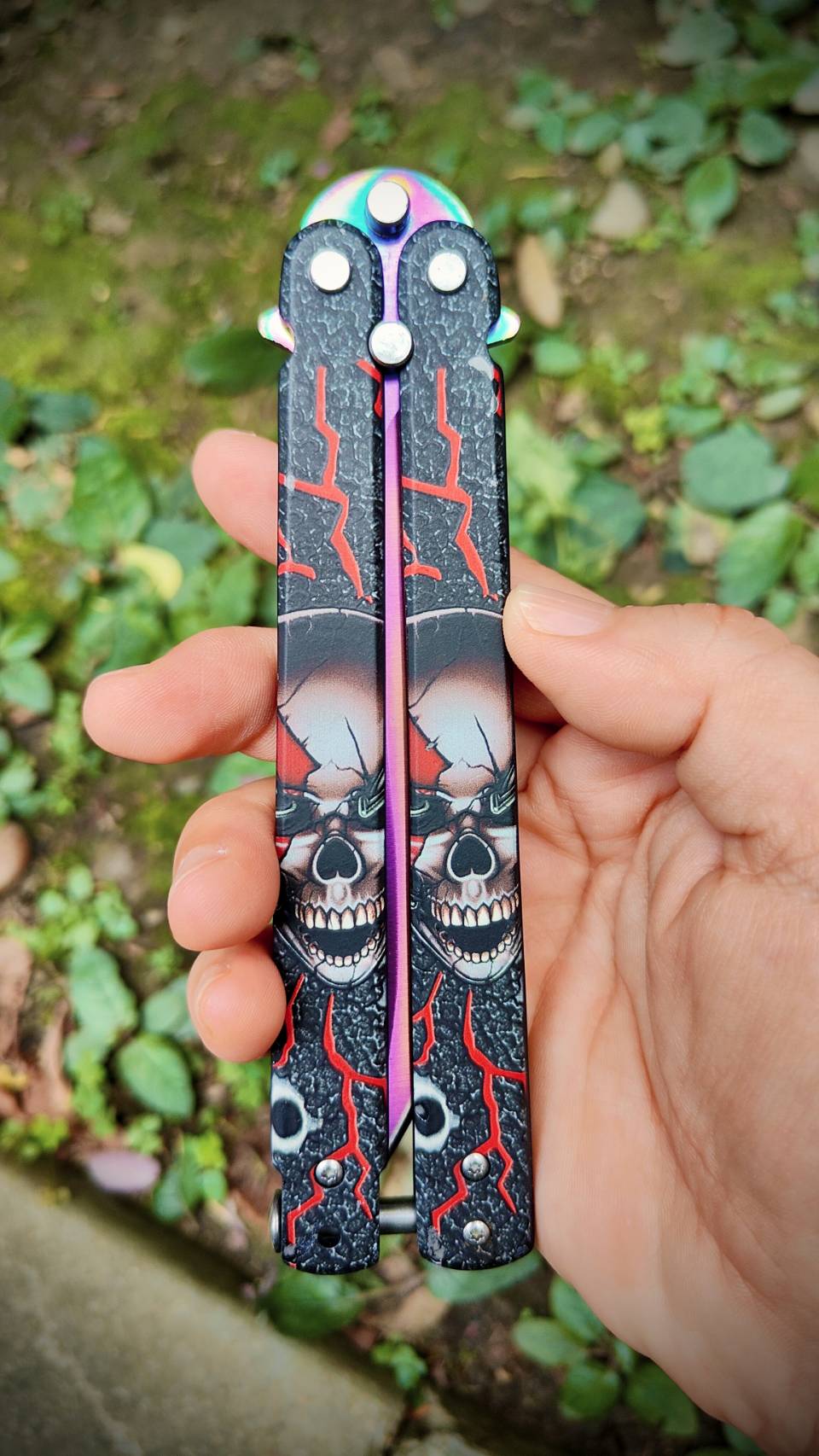 🗡️ บาลิซอง Skull Thunder — ดุดันทุกองศา ใบมีดสีรุ้งเคลือบไทเทเนียม เงางามสะท้อนแสง ด้ามลายหัวกะโหลกผ่าฟ้าแดง เท่ ดุดัน ไม่ซ้ำใคร จับถนัดเต็มมือ น้ำหนักบาลานซ์ ควงลื่นมือ ขนาดใหญ่พิเศษ เหมาะสำหรับสะสมและฝึกควง ดีไซน์สไตล์นักรบโลหะ สะท้อนพลังและเอกล