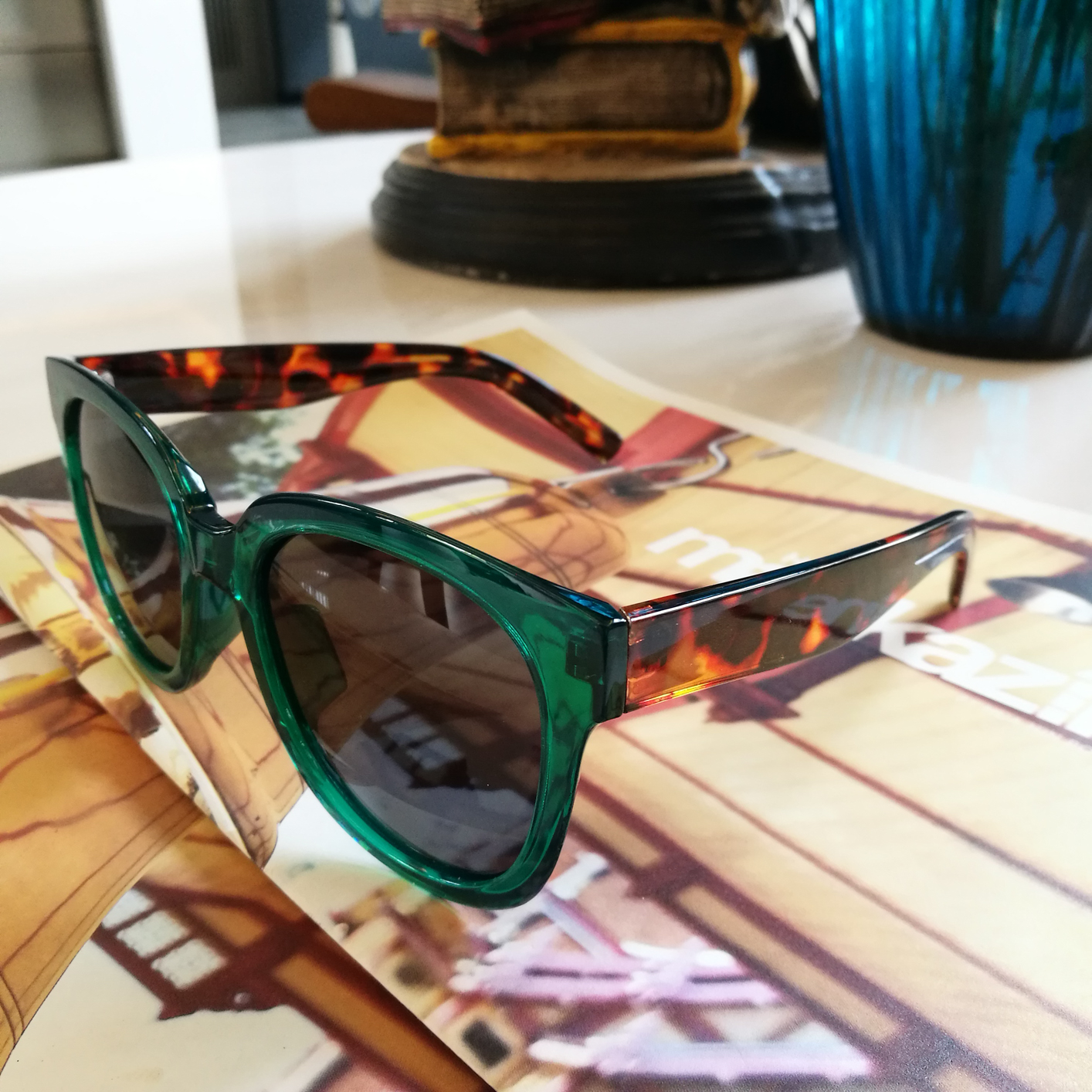 แว่นตาวินเทจ แว่นตากันแดดชินตา รุ่น Chinta Party (Red) เลนส์สีดำ ขาลายเสือ กรอบสีแดง ใช้เลนส์กันแดดคุณภาพดี ใส่ได้ทั้งชายและหญิง