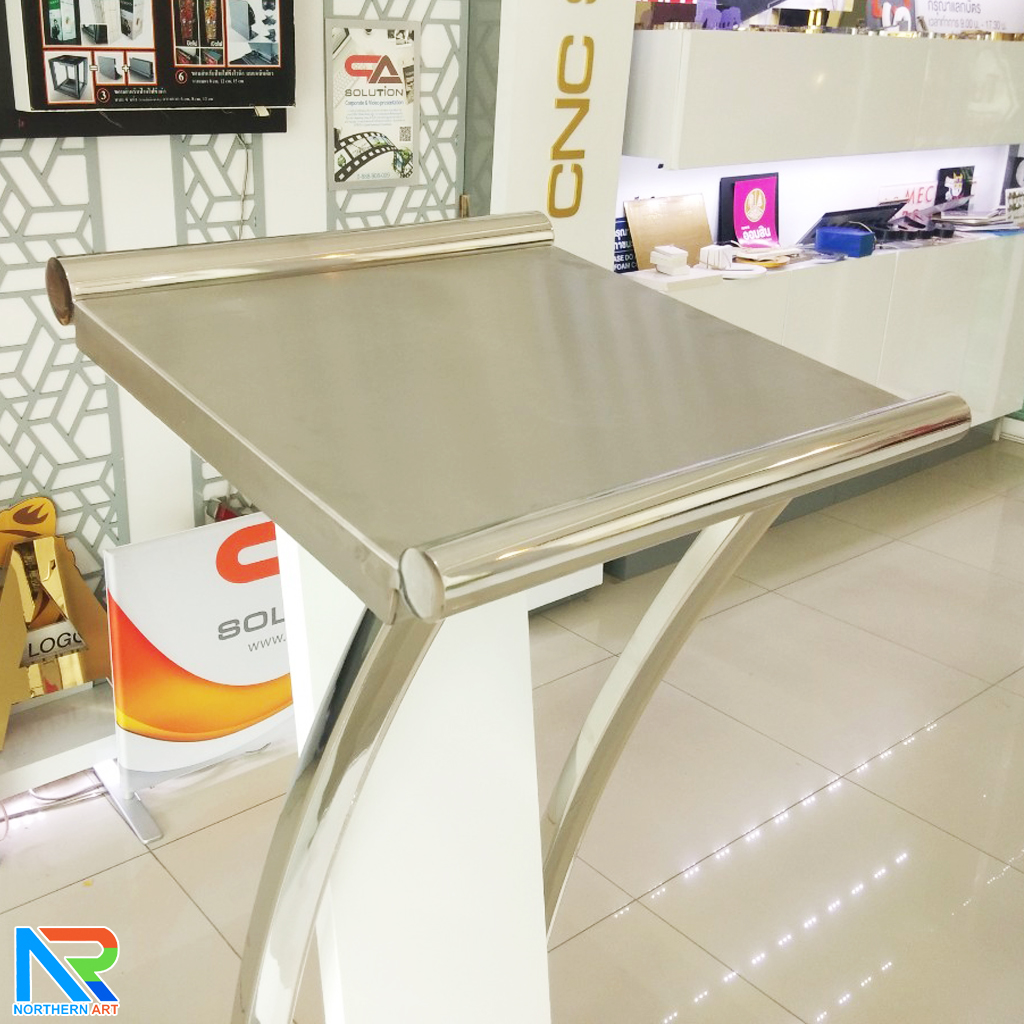 โพเดียมไม้จริง สีขาว PD-01 ขนาด (W) 48x (L) 51 (H) 120 cm Top หุ้มสแตนเลส เกรด 304 พร้อมตกแต่งเสาโค้งสแตนเลส