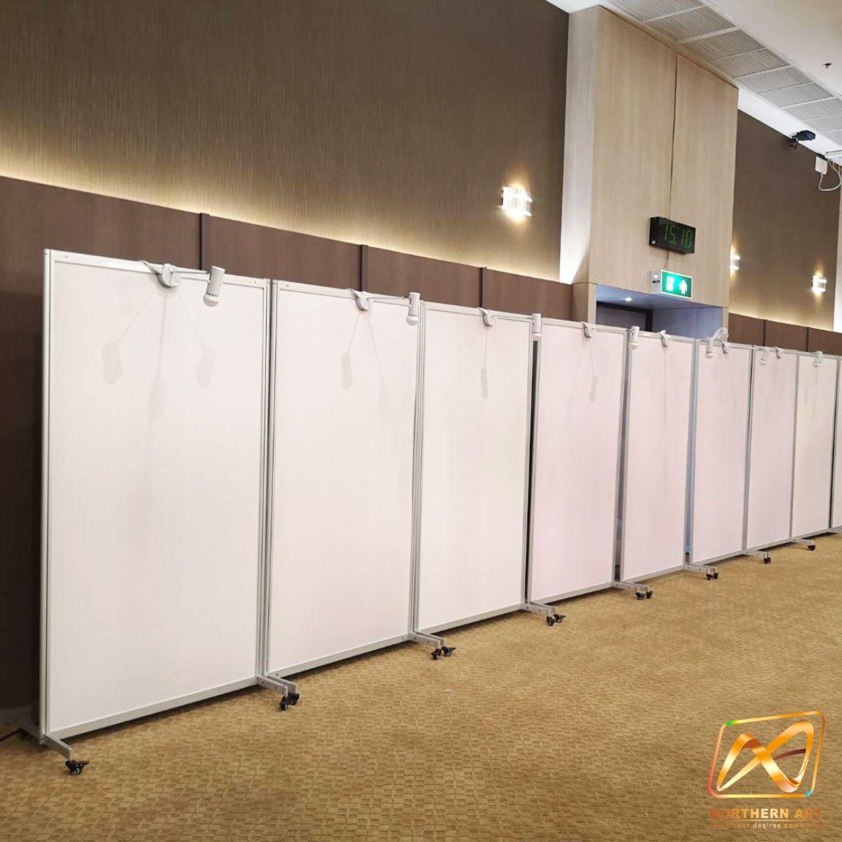 เช่าบอร์ดนิทรรศการ แบบตั้งเนื่องตั้งแต่ 3 บานขึ้นไป พร้อมล้อ ขนาด 100x200 ซม. พับเก็บได้ เคลื่อนย้ายสะดวก พร้อมบริการติดตั้งและรื้อถอน