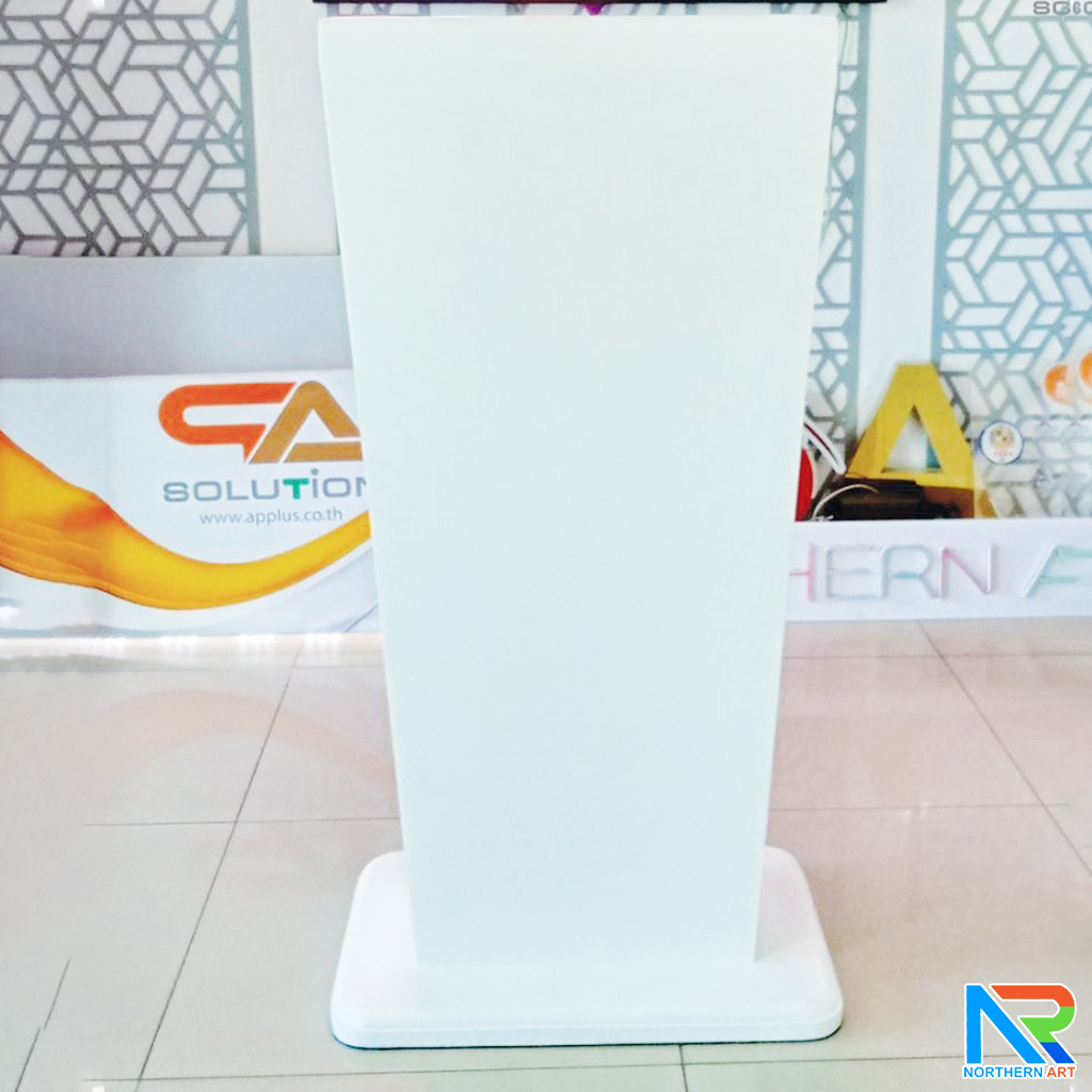 โพเดียมไม้ สีขาว รุ่น PD-11 ทรงโมเดิร์น ขนาด (W)55 x (L)40 x (H)115 cm. TOP เอียง พร้อมชั้นวางของ