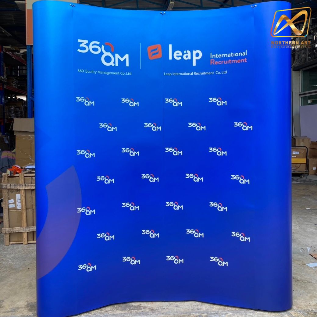 BACK DROP ฉากแบคดรอป รุ่นมน แบบโค้ง โครงอะลูมิเนียม ถอดประกอบได้ พร้อมงานพิมพ์ +โคมไฟ 2 ชุด และกระเป๋าล้อลาก 1 ใบ