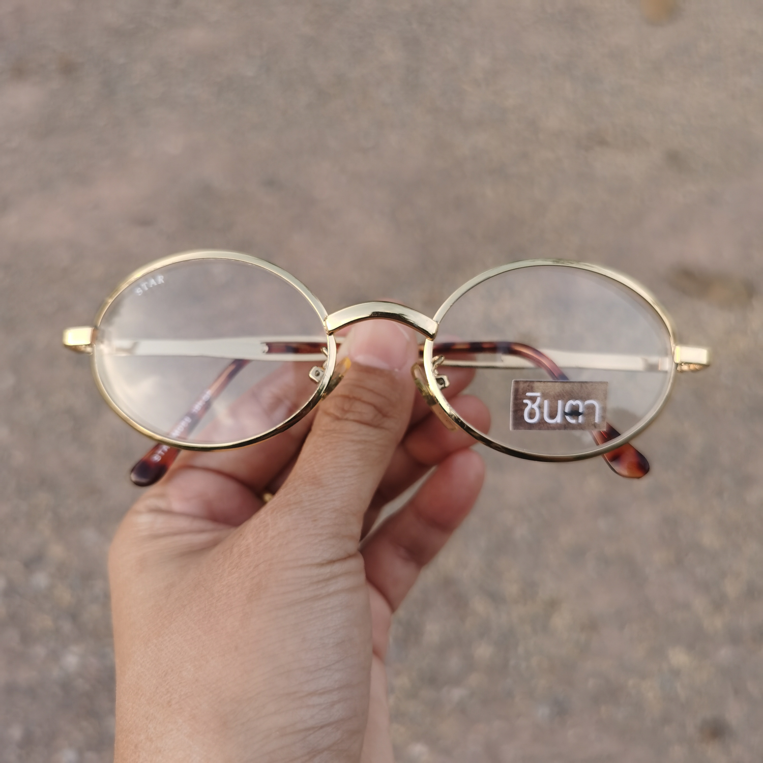 กรอบแว่นตา แว่นตาวินเทจ แว่นเก่าเก็บยุค 90s รุ่น Thong Lee Limited (Sai) กรอบสีทอง สวยงาม ทรงรี รองรับการนำไปตัดเลนส์สายตา วินเทจแท้ หายากและไม่มีผลิตอีกแล้ว นำเสนอโดย ร้านชินตา
