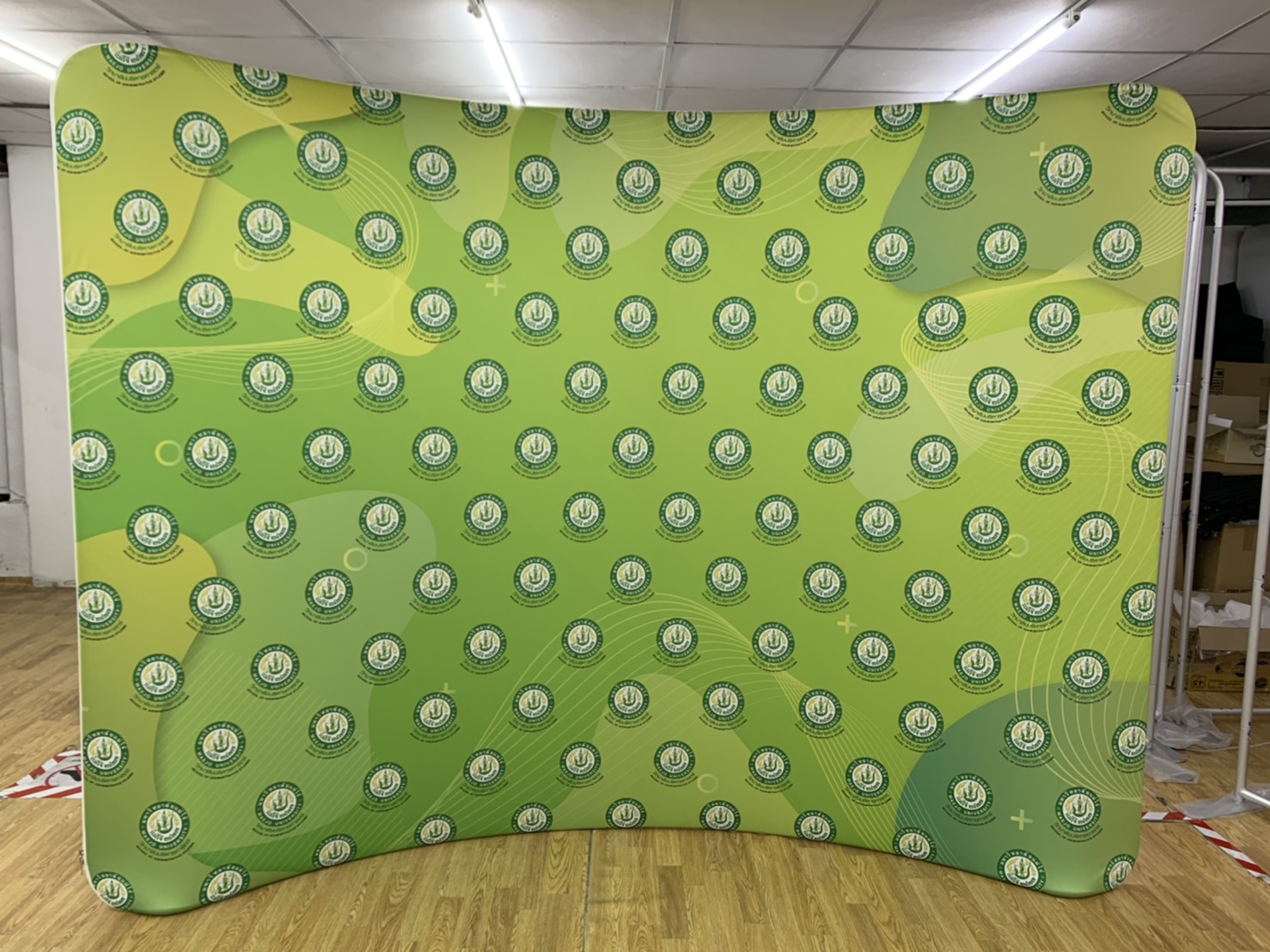 แบคดรอปผ้า Fabric Backdrop รุ่น Curved wall รุ่นโค้ง ขนาด (W)243.8-596 x (H)228 cm.โครงอะลูมิเนียม ถอดประกอบได้ พร้อมกระเป๋าใส่อุปกรณ์ 1 ใบ