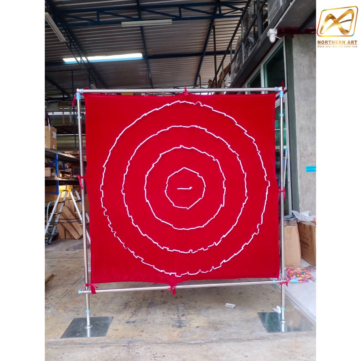 เกมส์ปาลูกโป่ง ขนาด 1.50x1.50 ม. อุปกรณ์ผ้ากำมะหยี่สีแดง ชุดเสา พร้อมลูกดอก 1 ชุด(10ดอก)**ไม่รวมลูกโป่ง