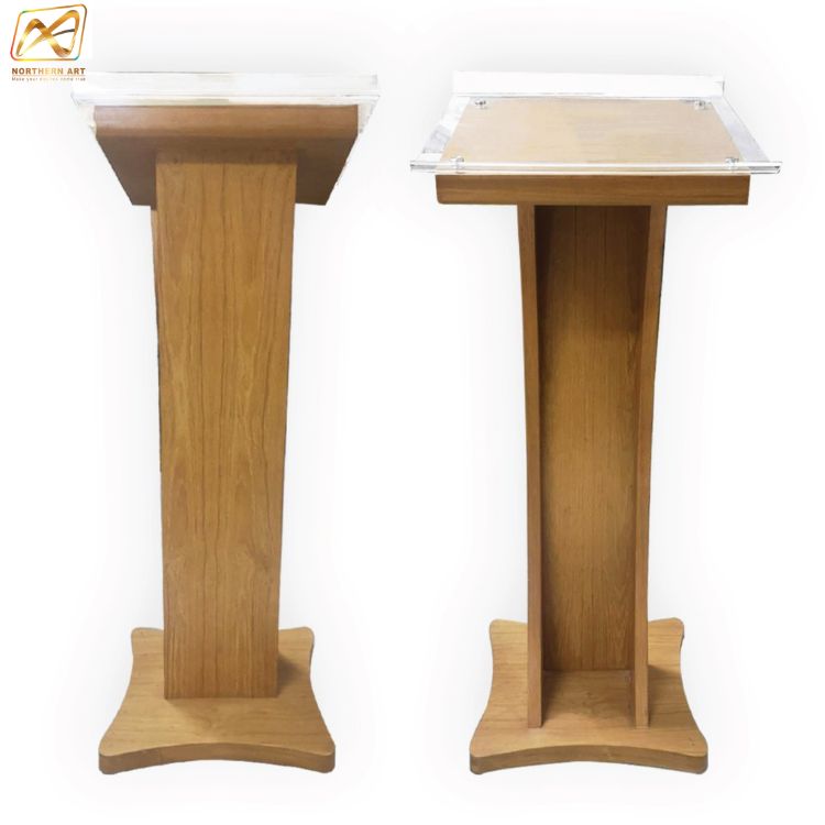 โพเดียมลายไม้ สีสัก ขนาด (W) 48 x (L) 40 x (H) 120 cm. Top เอียง ปิดทับอะคริลิคใสพร้อมหมุด