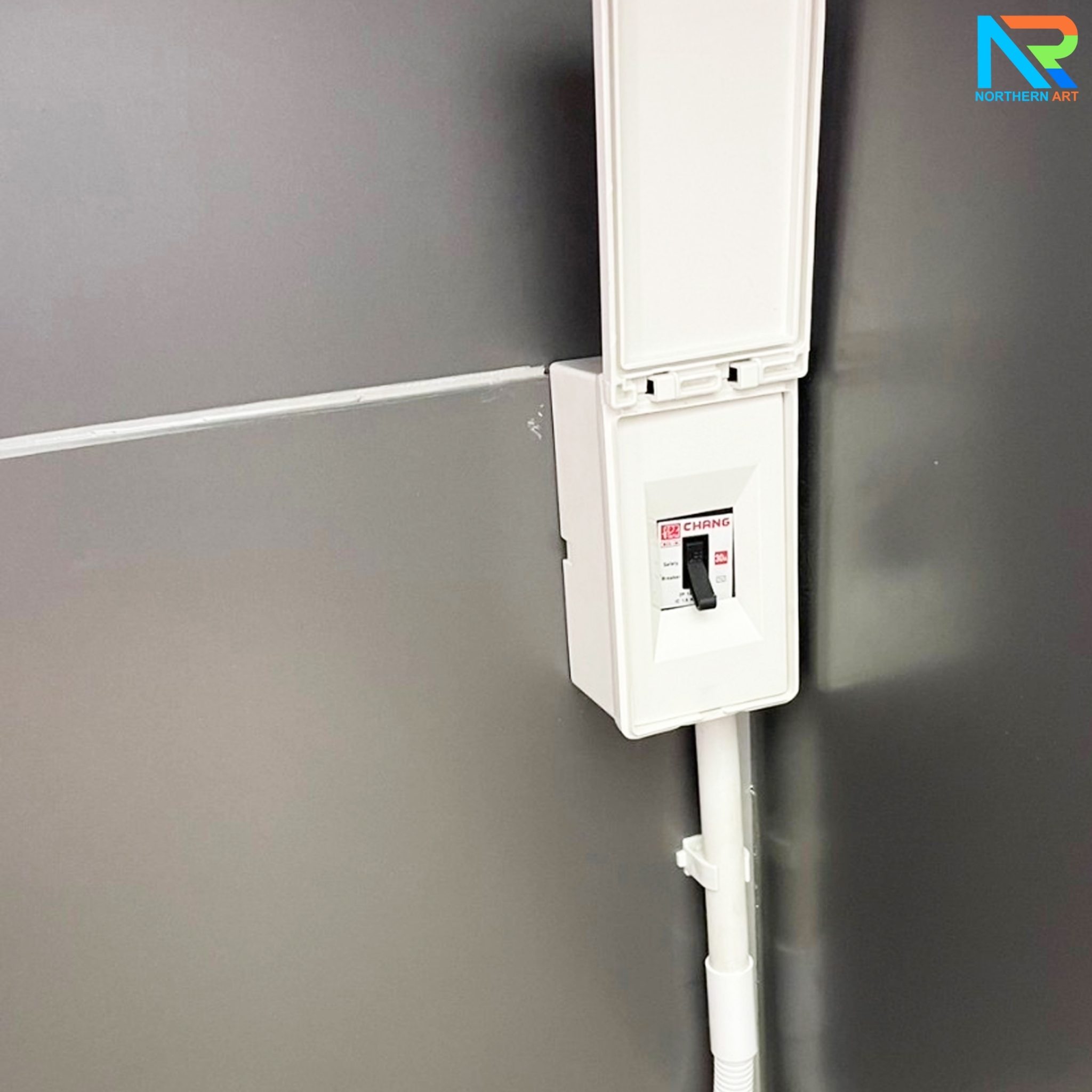 ป้อมยามสำเร็จรูป รุ่น COMPOSITE ขนาด 1.50x1.50 ม.โครงสร้างเหล็ก ผนังคอมโพสิทหนา 4 มม.(เลือกสีได้) ประตู-หน้าต่าง อลูมิเนียมสีเงิน