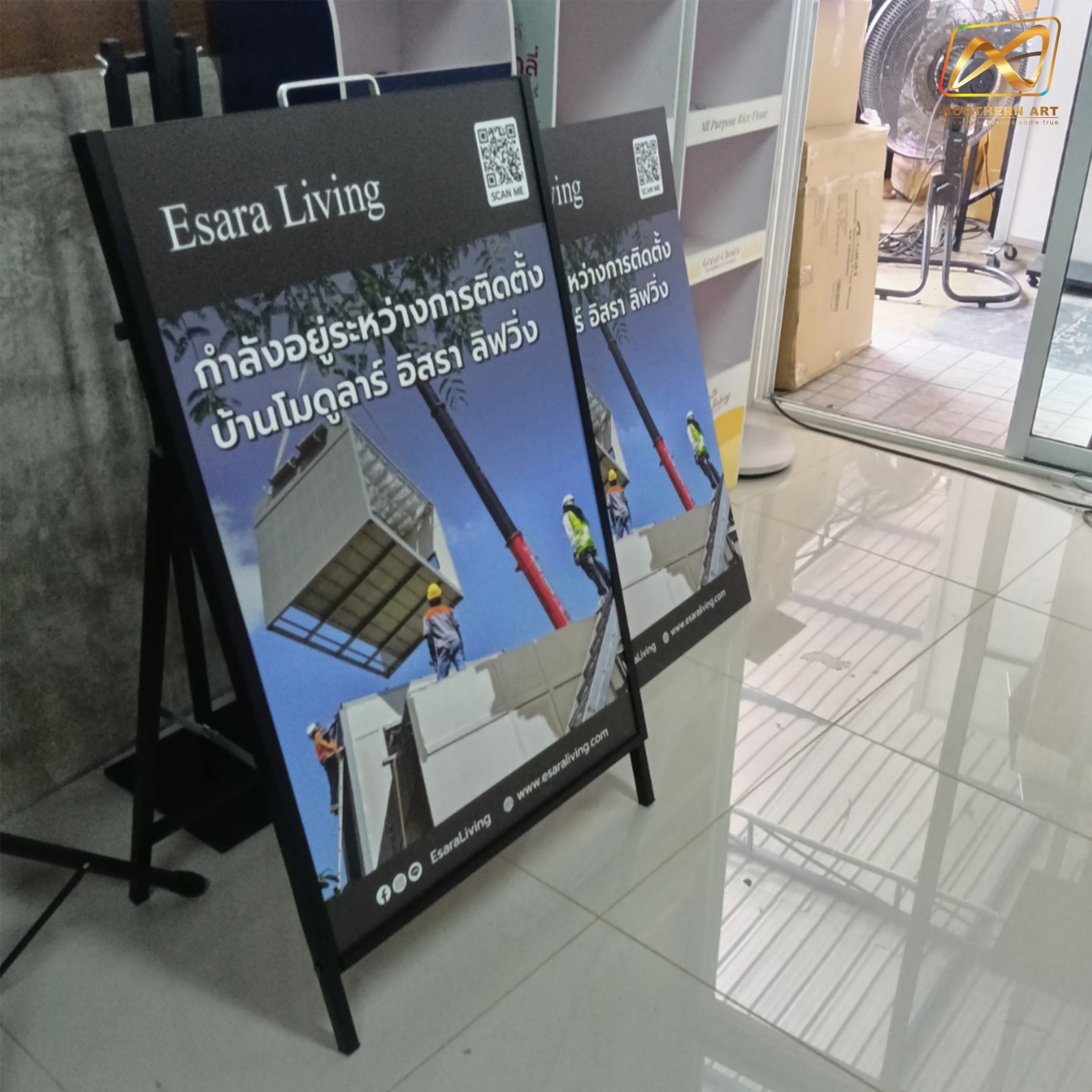 ป้ายตั้งพื้นเหล็ก สีดำ มีด้ามจับ ขนาด 60x90 cm. โชว์งานพิมพ์ 1 ด้าน พับเก็บได้ เคลื่อนย้ายสะดวก