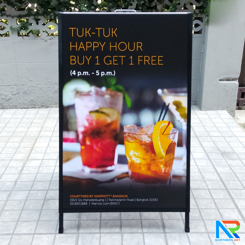 ป้ายตั้งพื้นเหล็ก สีดำ มีด้ามจับ ขนาด 60x90 cm. โชว์งานพิมพ์ 2 ด้าน พับเก็บได้ เคลื่อนย้ายสะดวก