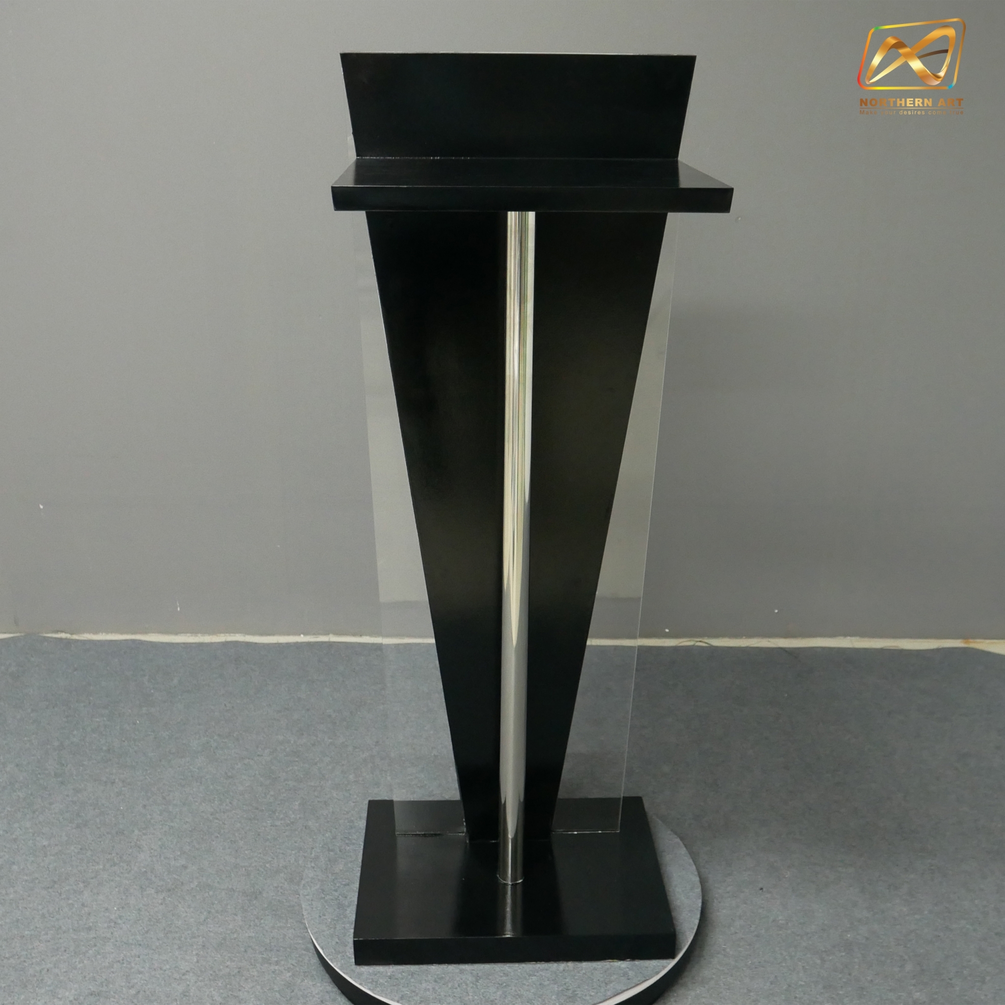 โพเดียมไม้สีดำ ทรงสามเหลี่ยม ขนาด (W) 45 x (L) 35 x (H) 120 cm. ด้านข้างอะคริลิคใส หนา 8 มม. ด้านหน้าอะคริลิคใส ติดหมุด สำหรับติดโลโก้