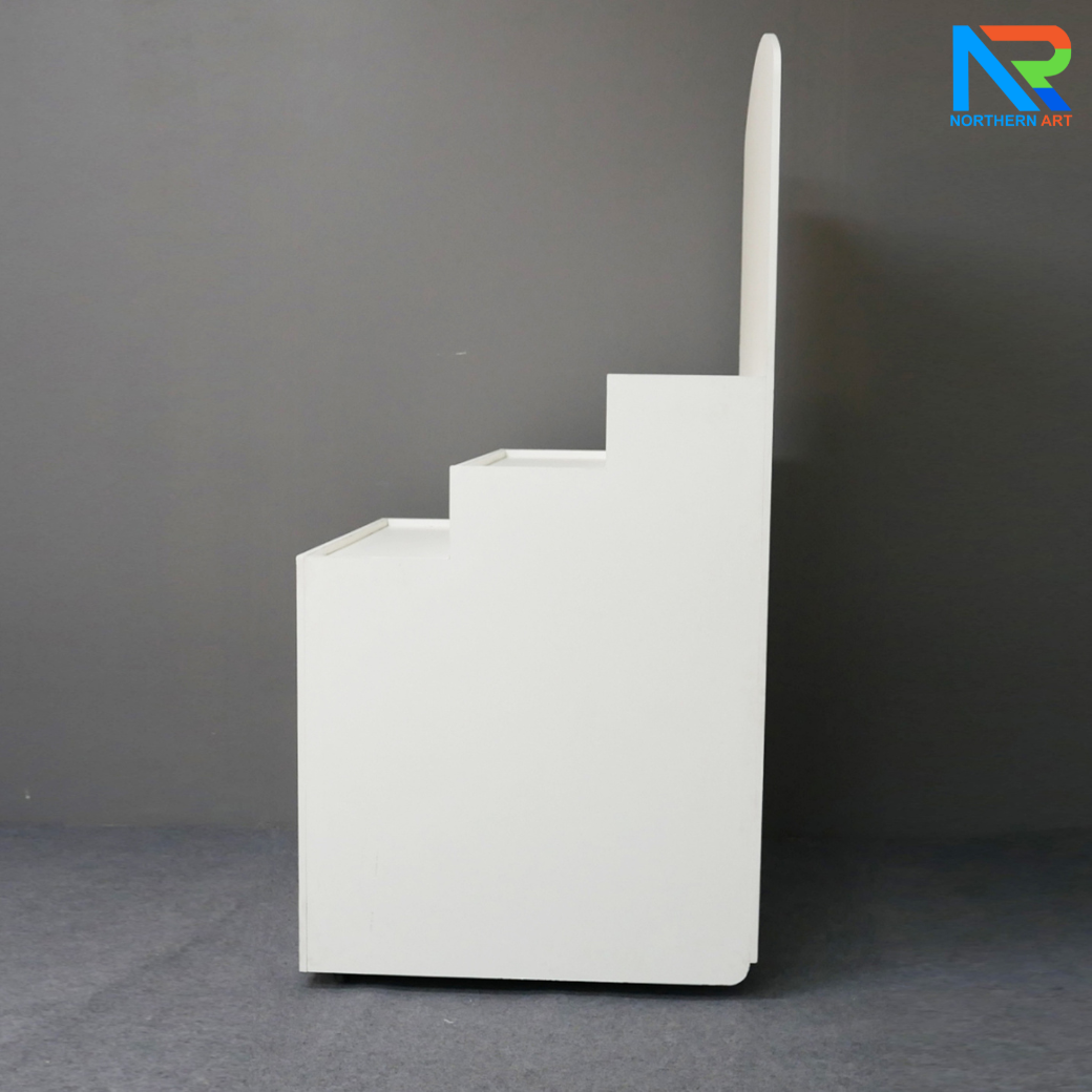 เช่าชั้นวางพลาสวูดขั้นบันได ขนาด (W) 80 x (L)64 x (H)160 cm. มีล้อเลื่อนพร้อมตู้เก็บของด้านหลัง