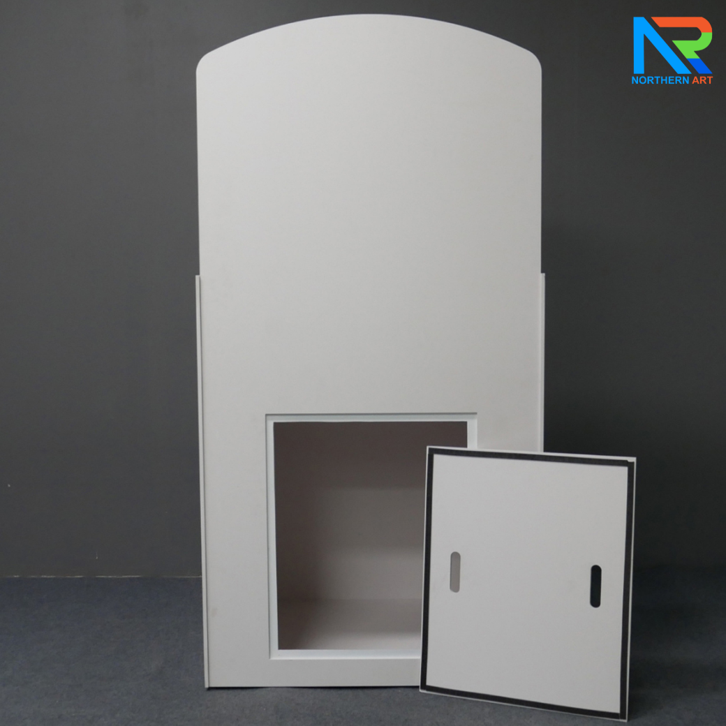 เช่าชั้นวางพลาสวูดขั้นบันได ขนาด (W) 80 x (L)64 x (H)160 cm. มีล้อเลื่อนพร้อมตู้เก็บของด้านหลัง