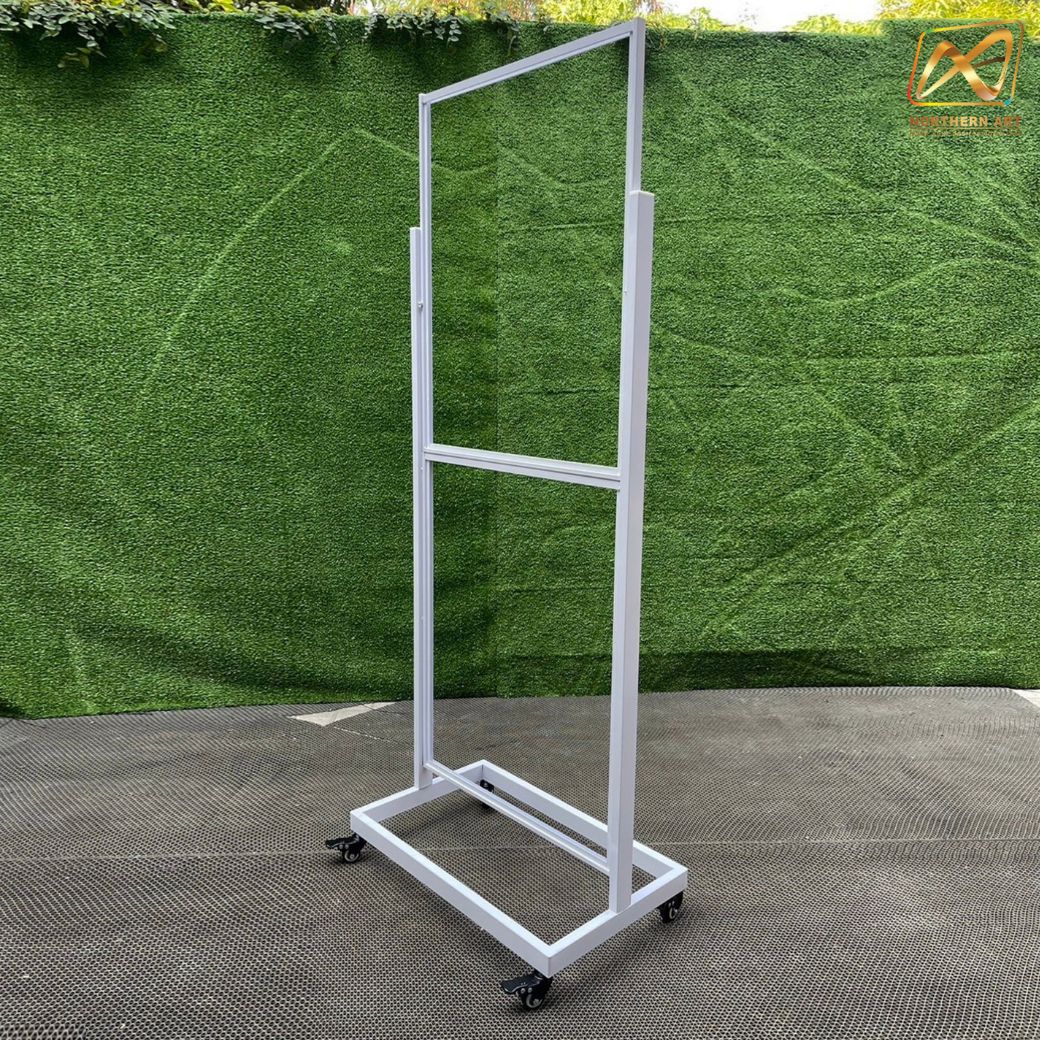 ป้ายตั้งพื้นเหล็ก กรอบคู่ สีขาว มีล้อ (W) 58 × (L) 73 x (H) 160 cm. สอดงานด้านบน โชว์ภาพ2ด้าน ถอดประกอบได้