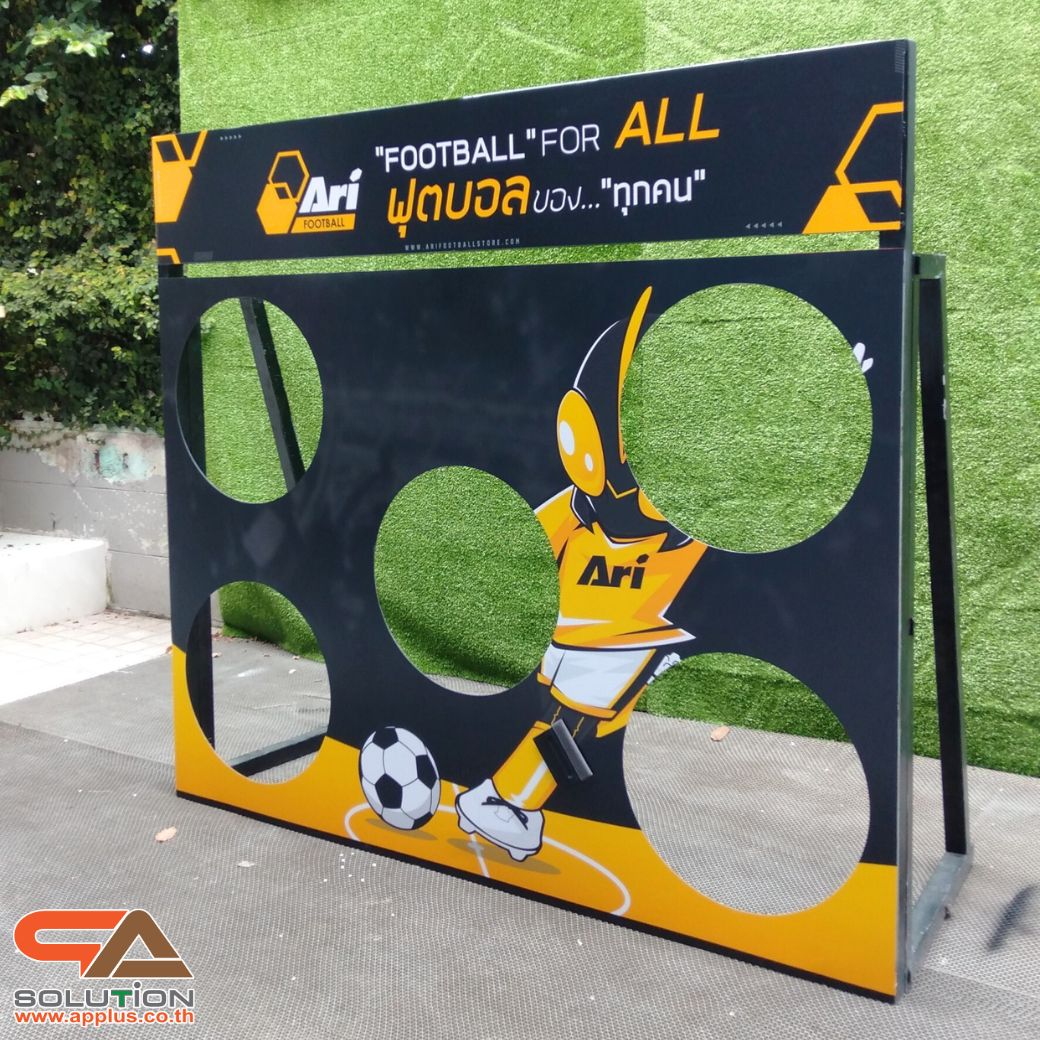 เกมส์ฟุตบอล ขนาด (W)150 x (H) 135 cm. โครงเหล็กปิดทับด้วยแผ่นซิงค์ เจาะวงกลม พร้อมตาข่าย แถม ฟุตบอล 2 ลูก ( พร้อมสติ๊กเกอร์ตามแบบลูกค้า)
