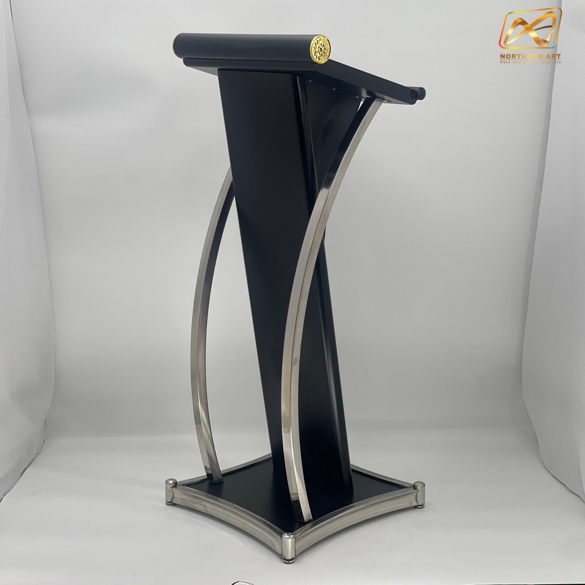 โพเดียมเหล็ก สีดำ ตกแต่งเสาโค้งสแตนเลสสีเงิน เกรด201 ขนาด(W)48 x (L)39 x (H)117 cm.