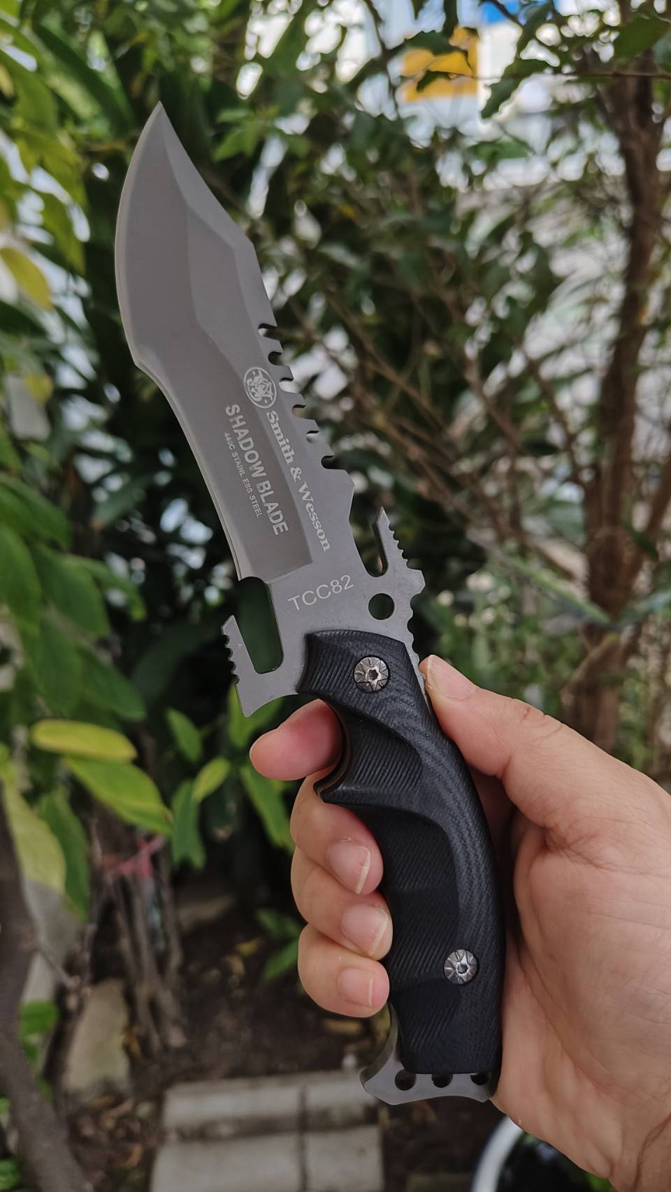 มีดแท็คติคอลรุ่น Shadow Blade ดุดัน แข็งแกร่ง พร้อมลุยทุกภารกิจ! 🔥 มีดต่อสู้ระดับพรีเมียม ดีไซน์ใบมีดทรง “Predator” พร้อมฟันเลื่อยด้านหลัง ใช้งานได้หลากหลายทั้งตัด กรีด หรือป้องกันตัว มาพร้อมนกหวีดฉุกเฉิน ด้ามจับ ออกแบบตามหลักสรีรศาสตร์ (Ergonomic