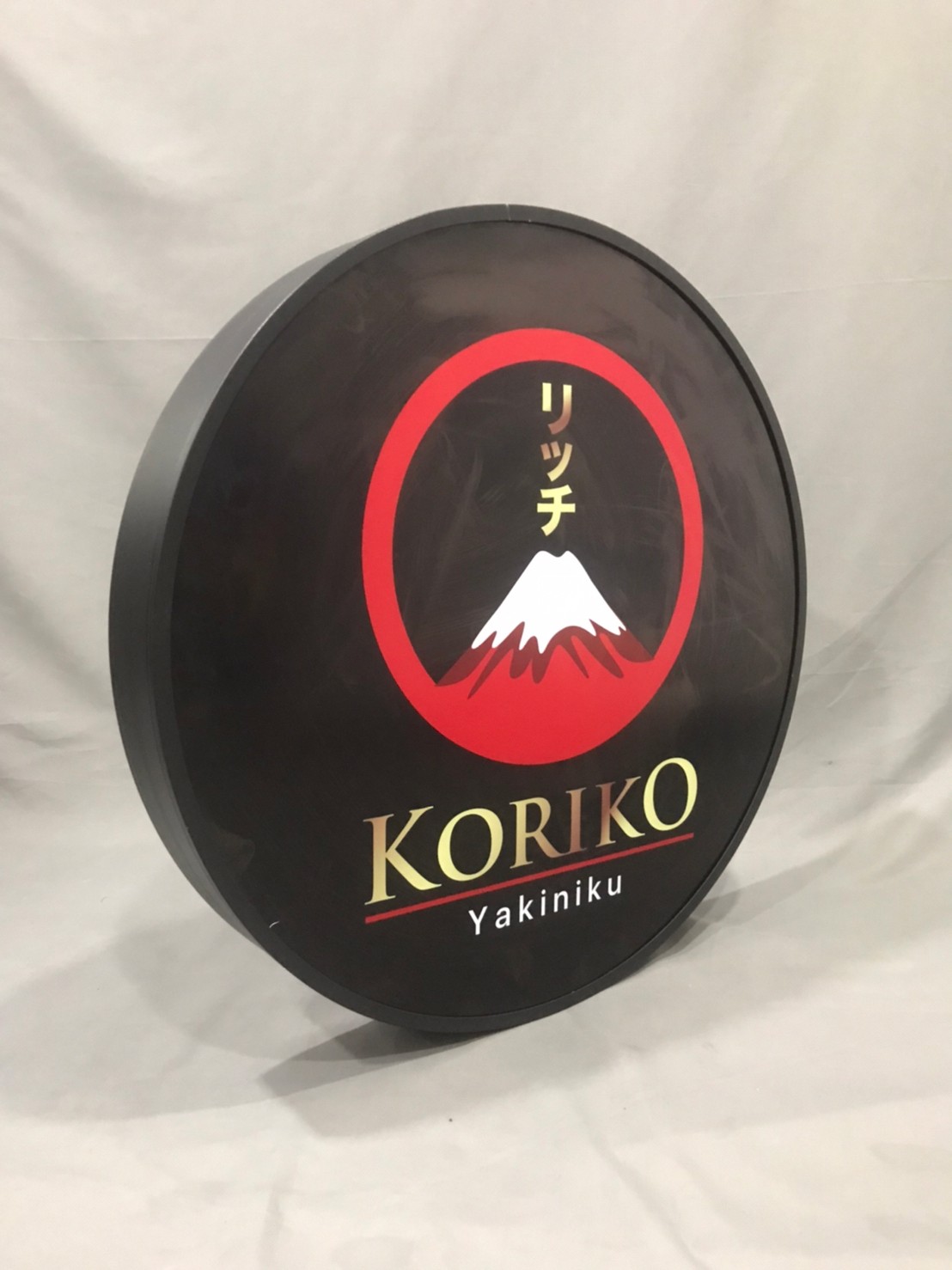 ตู้ไฟLED วงกลม 1 หน้า ขอบสีดำ หน้าเรียบ พร้อมอะคริลิคสีขาว (ราคาเฉพาะโครงตู้ไฟ ไม่รวมงานพิมพ์ )