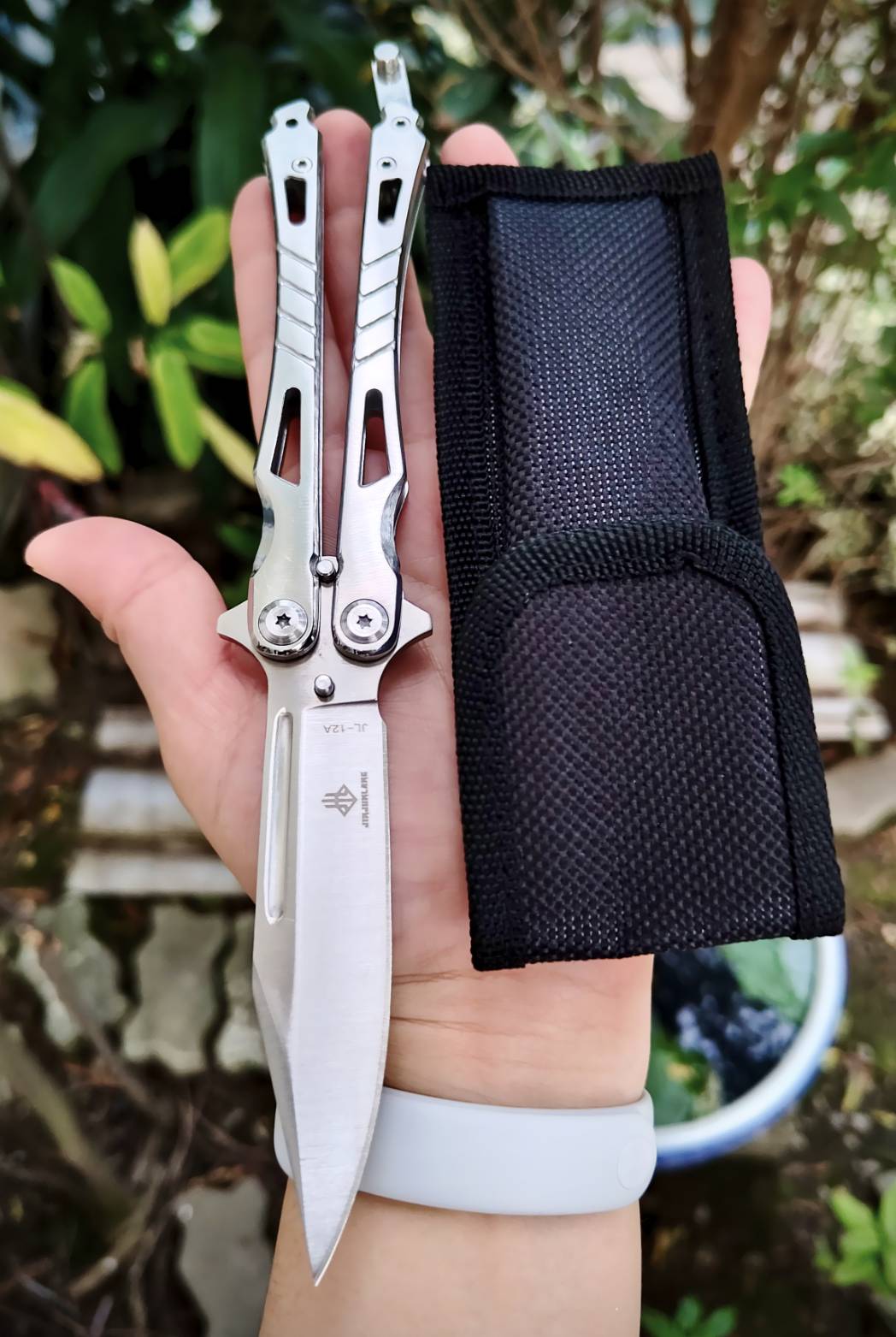 มีดควง บาลิซองสแตนเลสทั้งใบและด้าม เป็นสแตนเลสเต็มๆ น้ำหนักดี ควงง่ายงานแน่น ท้ายล็อคแน่นหนา สามารถใช้งานได้จริง