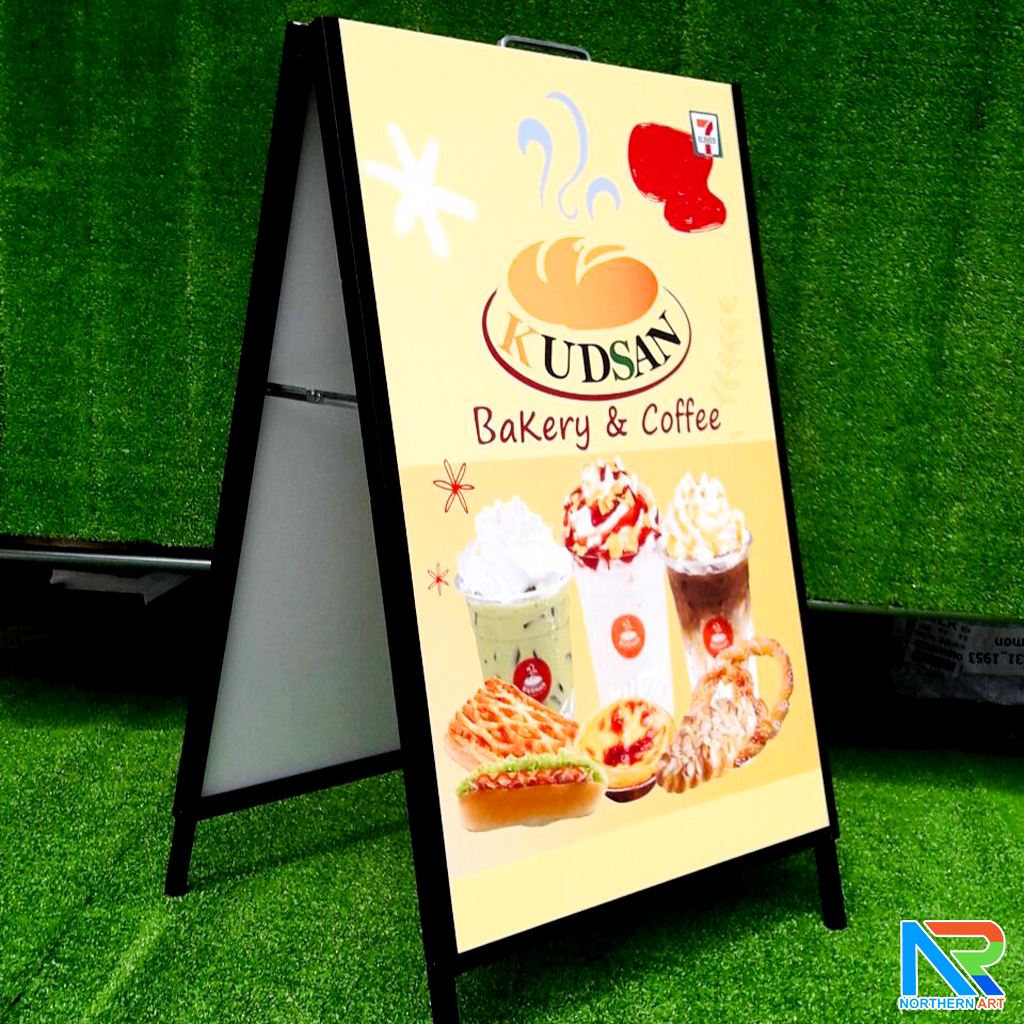 ป้ายตั้งพื้นเหล็ก สีดำ มีด้ามจับ ขนาด 60x90 cm. โชว์งานพิมพ์ 2 ด้าน พับเก็บได้ เคลื่อนย้ายสะดวก