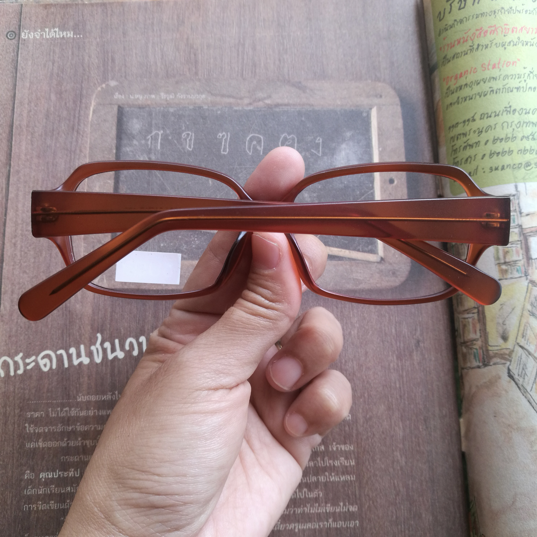 กรอบแว่นตา แว่นตาวินเทจ แว่นเก่าเก็บยุค 90s รุ่น Loma กรอบพลาสติกสีแดง ทรงเหลี่ยมมน เลนส์ใส (แข็งแรงและรองรับการนำไปตัดเลนส์สายตาทุกประเภท) วินเทจแท้ หายากและไม่มีผลิตอีกแล้ว นำเสนอโดย ร้านชินตา